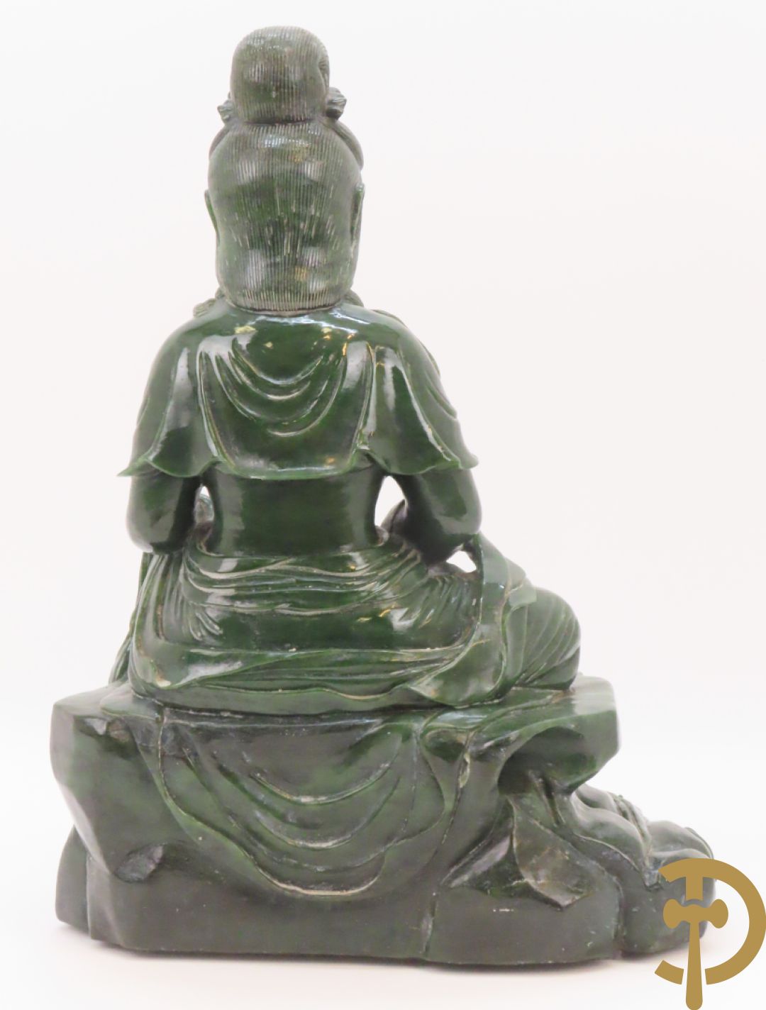 Handgesculpteerde geisha met flesje in de hand in groene jade