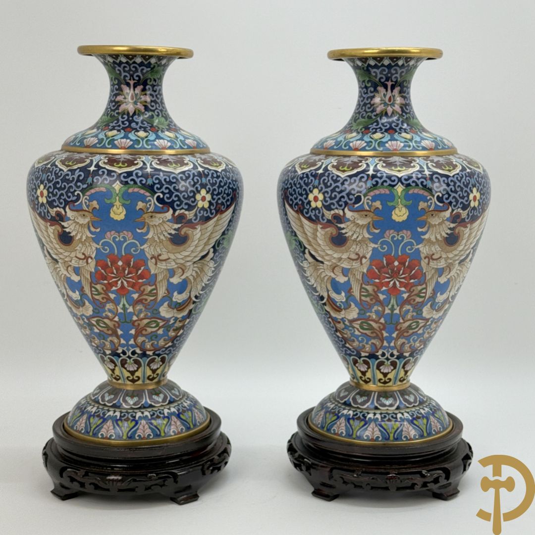 Paar cloisoné vazen met bloemen- en vogeldecor