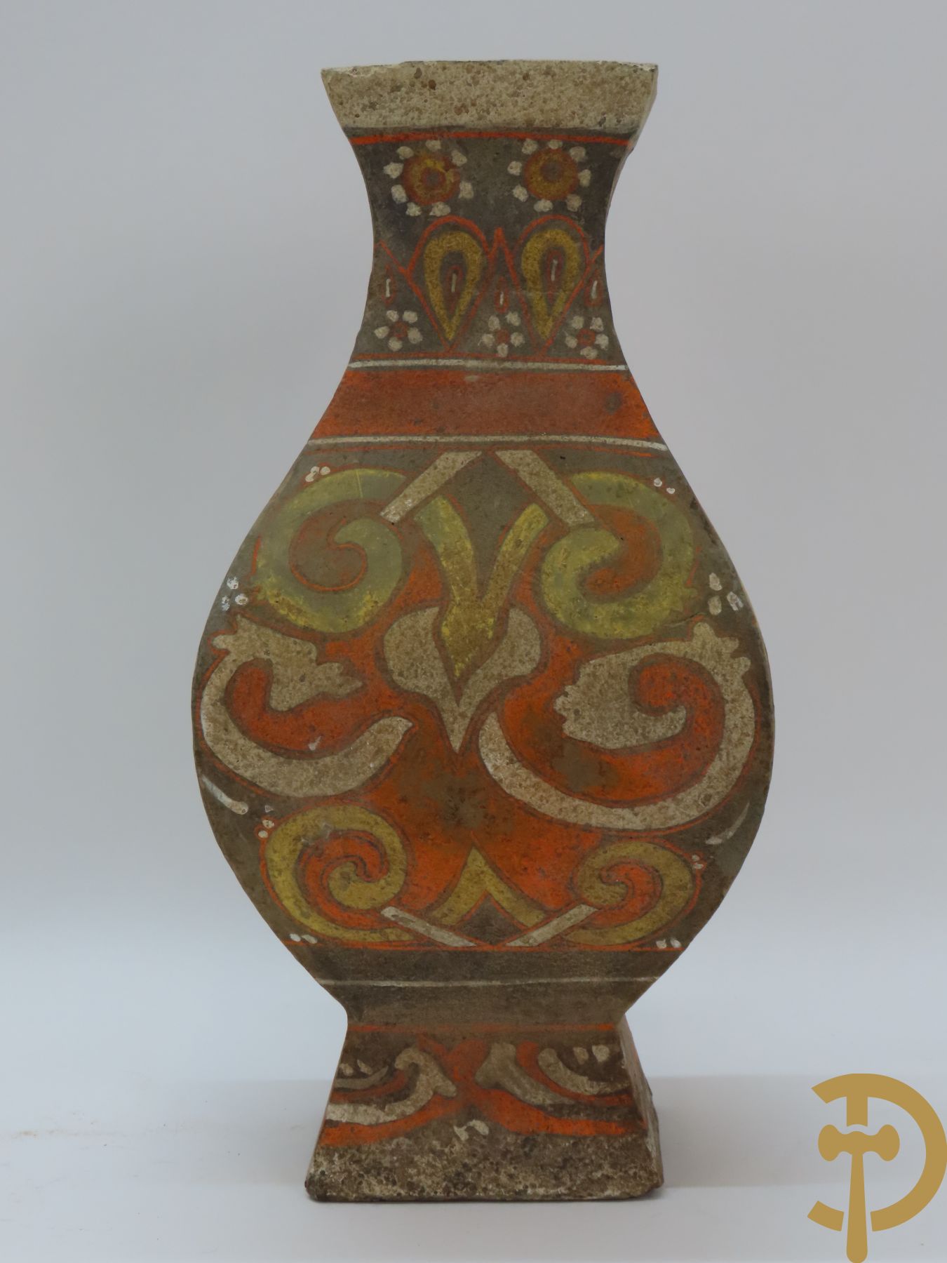 Keramieken decoratieve vaas met vierkante voet en met ovale voet + bronzen ornament met dierenmotieven