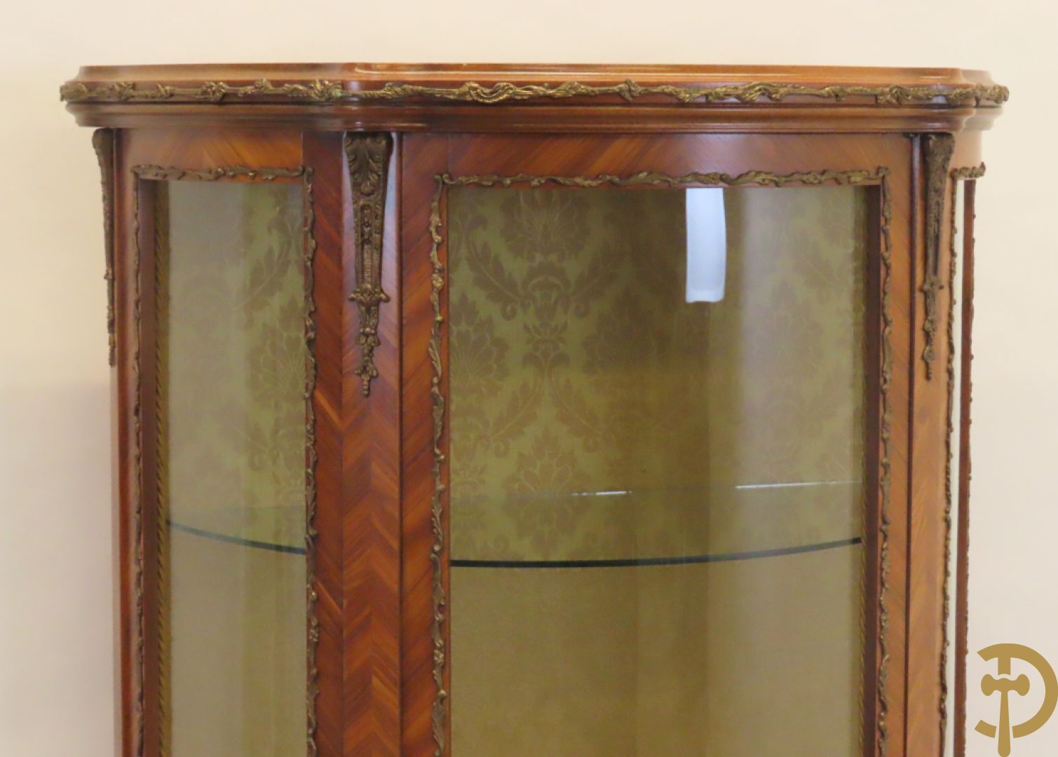 Gebogen notelaren vitrine bezet met bronsbeslag en onderaan met romantisch tafereel