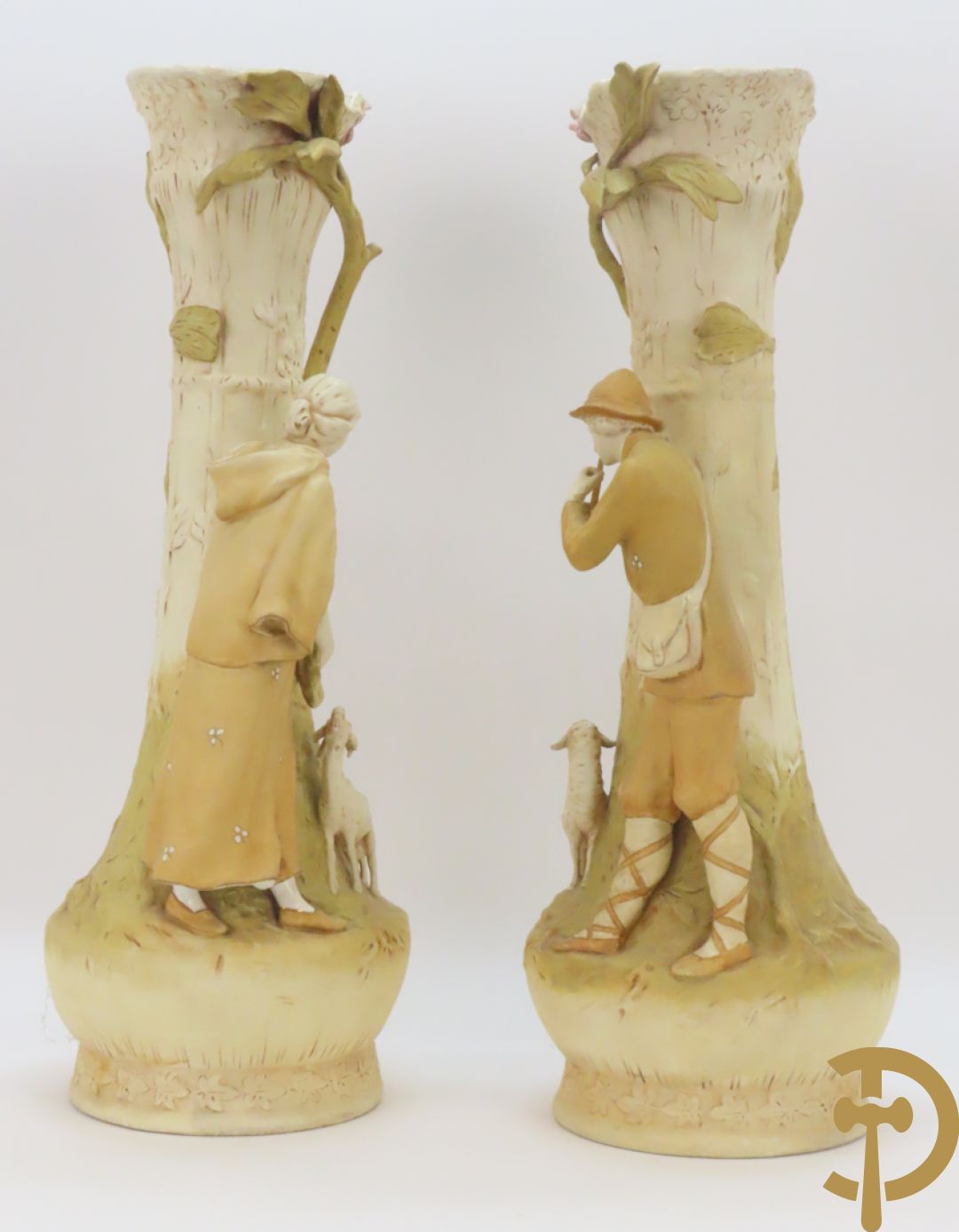 Paar Royal Dux vazen met herderpaar, gemerkt onderaan