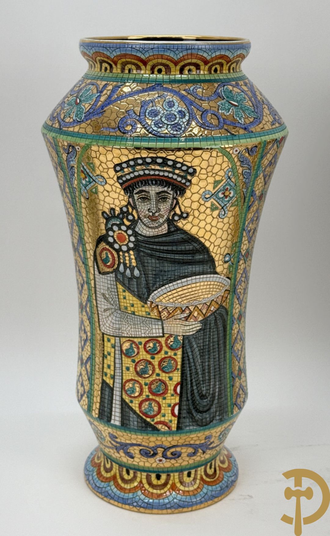 Twee Italiaanse vazen met verguld decor van personages en bloemenranken, Maioliche Deruta Italy 10005/45 en 10005/47