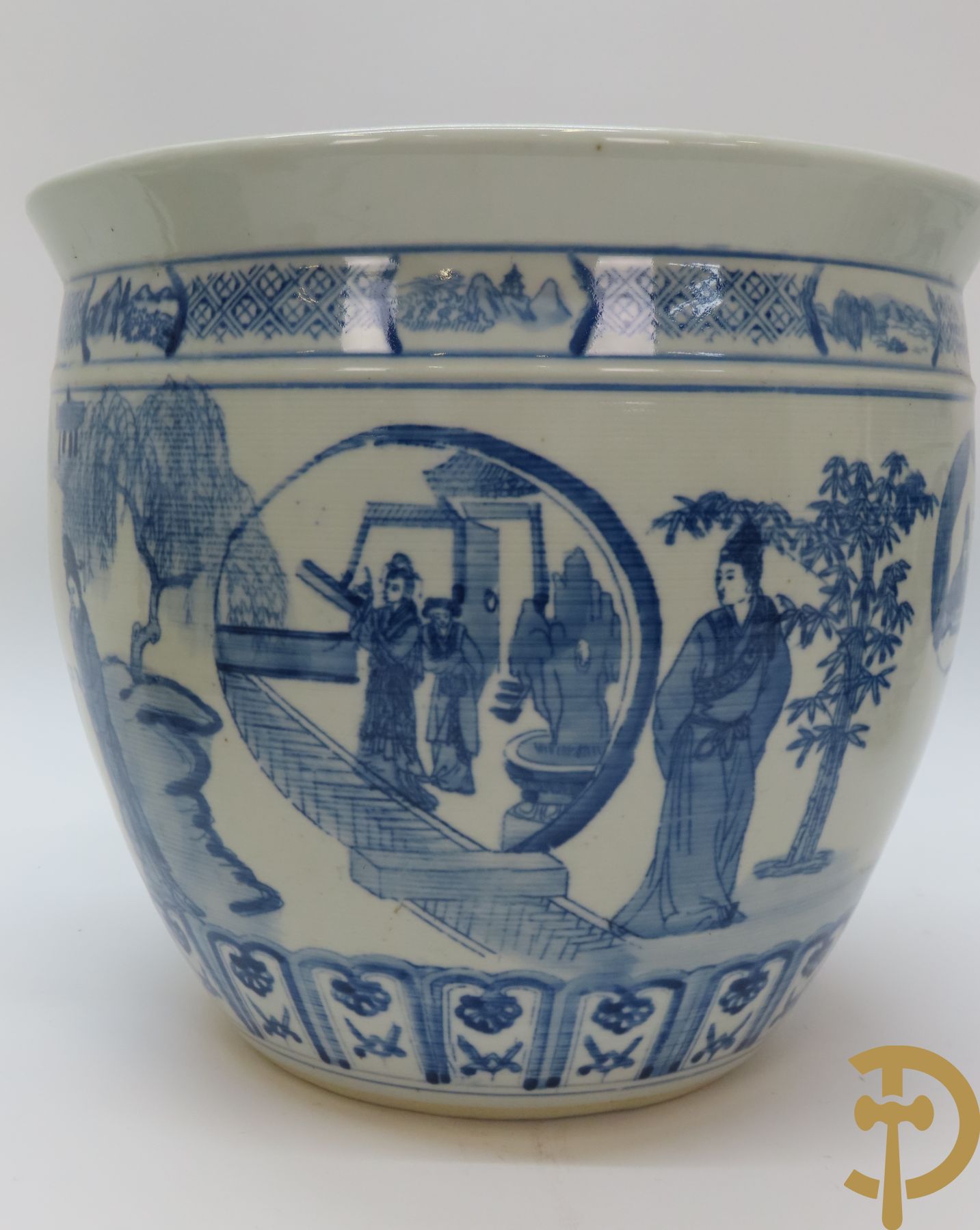 Paar Chinese porseleinen cachepots met blauw/wit decor van dames in landschap