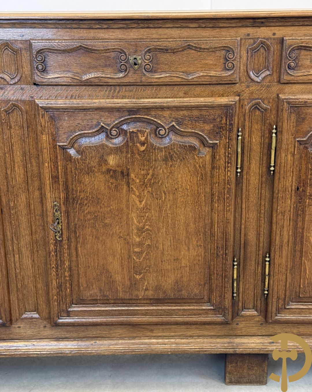 Eiken dressoir met 4 deuren, 4 lades en afgestoken Louis XV panelen