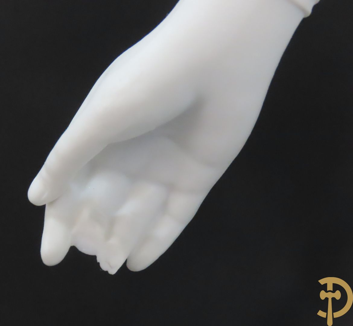 Paar grote witte biscuits van elegant koppel, onderaan gemerkt AM