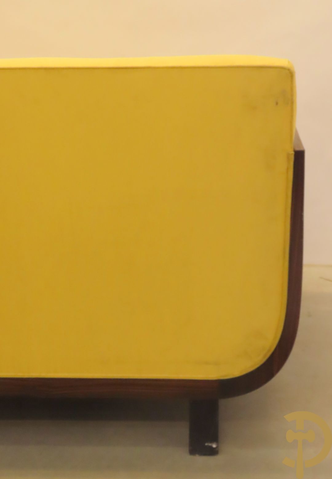 Canapé met gele zijden stof bekleed op palissander chassis, Art deco stijl