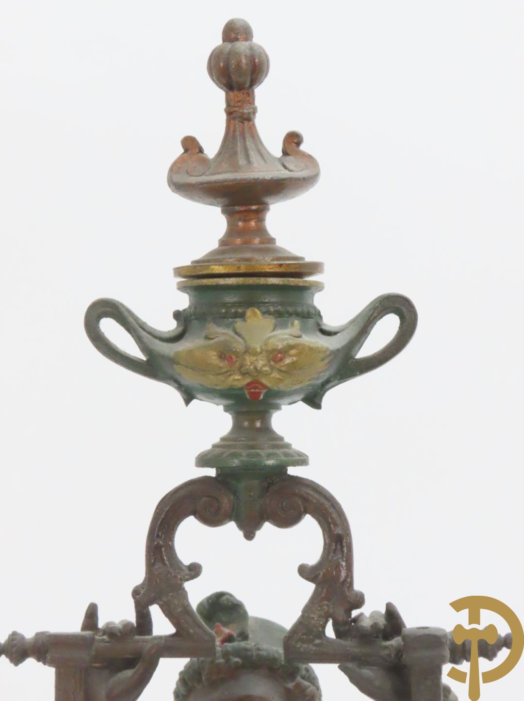 Driedelige kunstbronzen garnituur bestaande uit pendule met paar schakende edelheren, bezet met kariatiden - geflankeerd door paar driearmige kandelaars gehouden door 2 edelheren