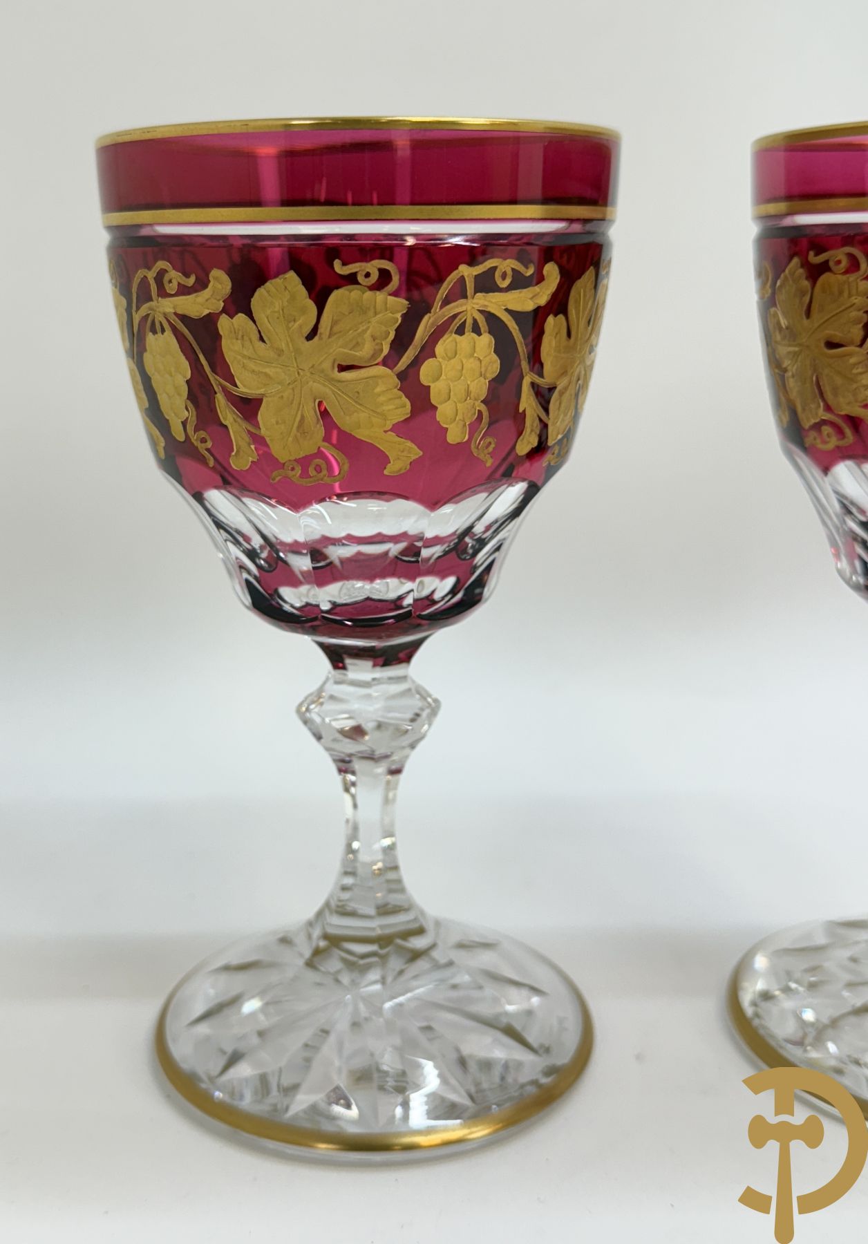 Acht rode handgeslepen Val-Saint-Lambert glazen met verguld decor van accanthusranken en druivenranken