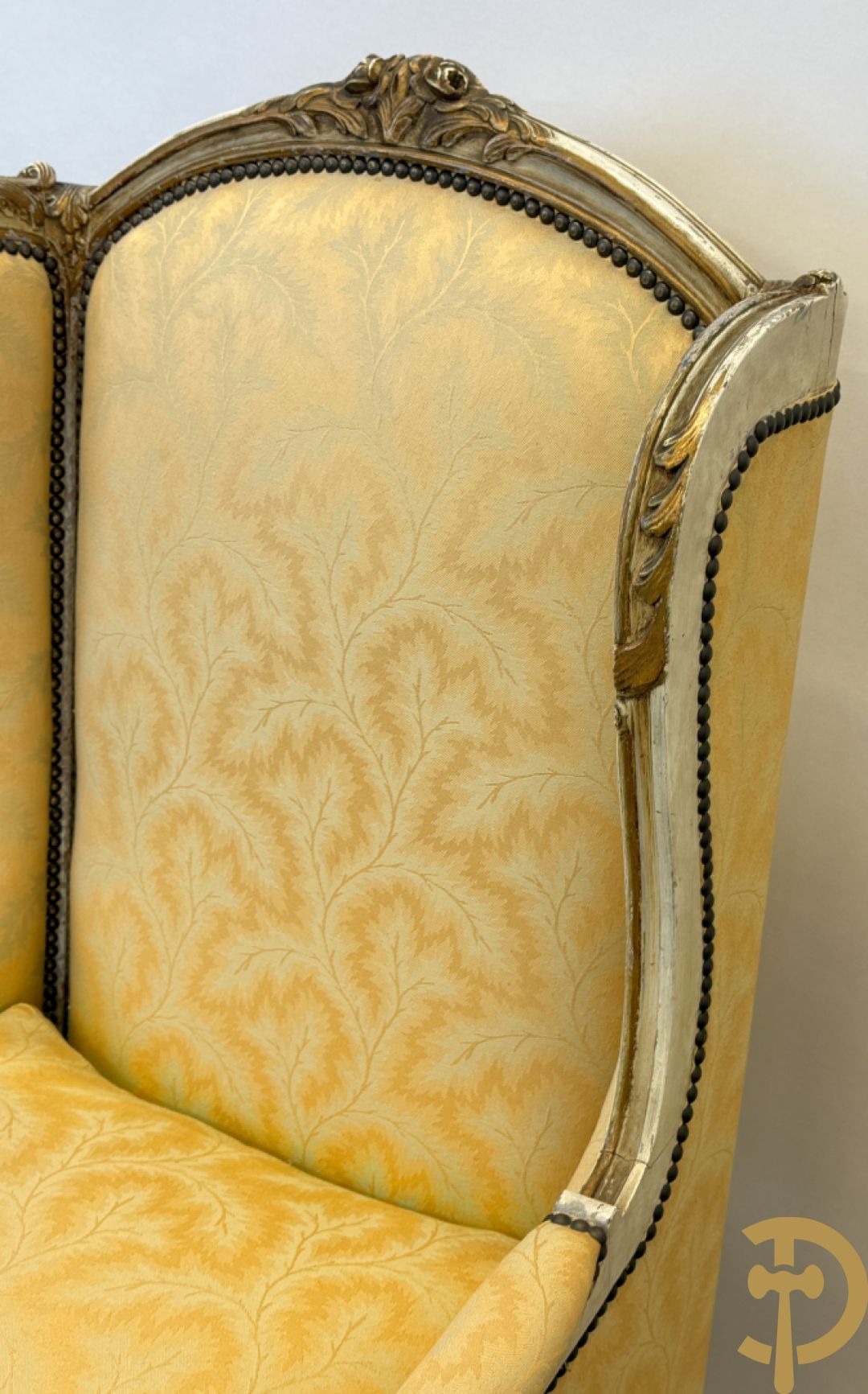 Paar Louis XV bergères met wangen, gesculpteerde accanthusranken en bloemenmotieven