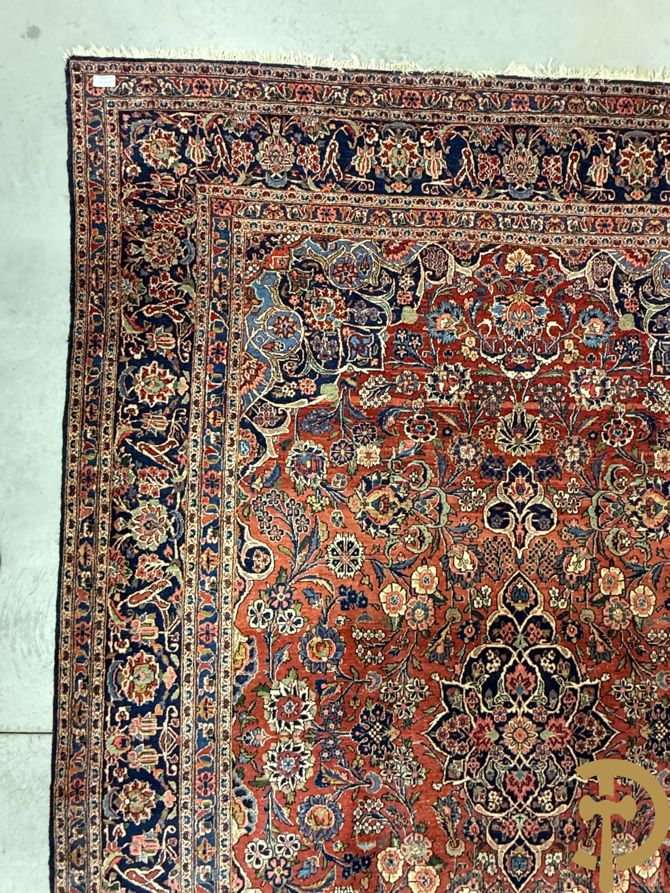 Oosters handgeknoopt tapijt met bloemenmotieven op rode fond