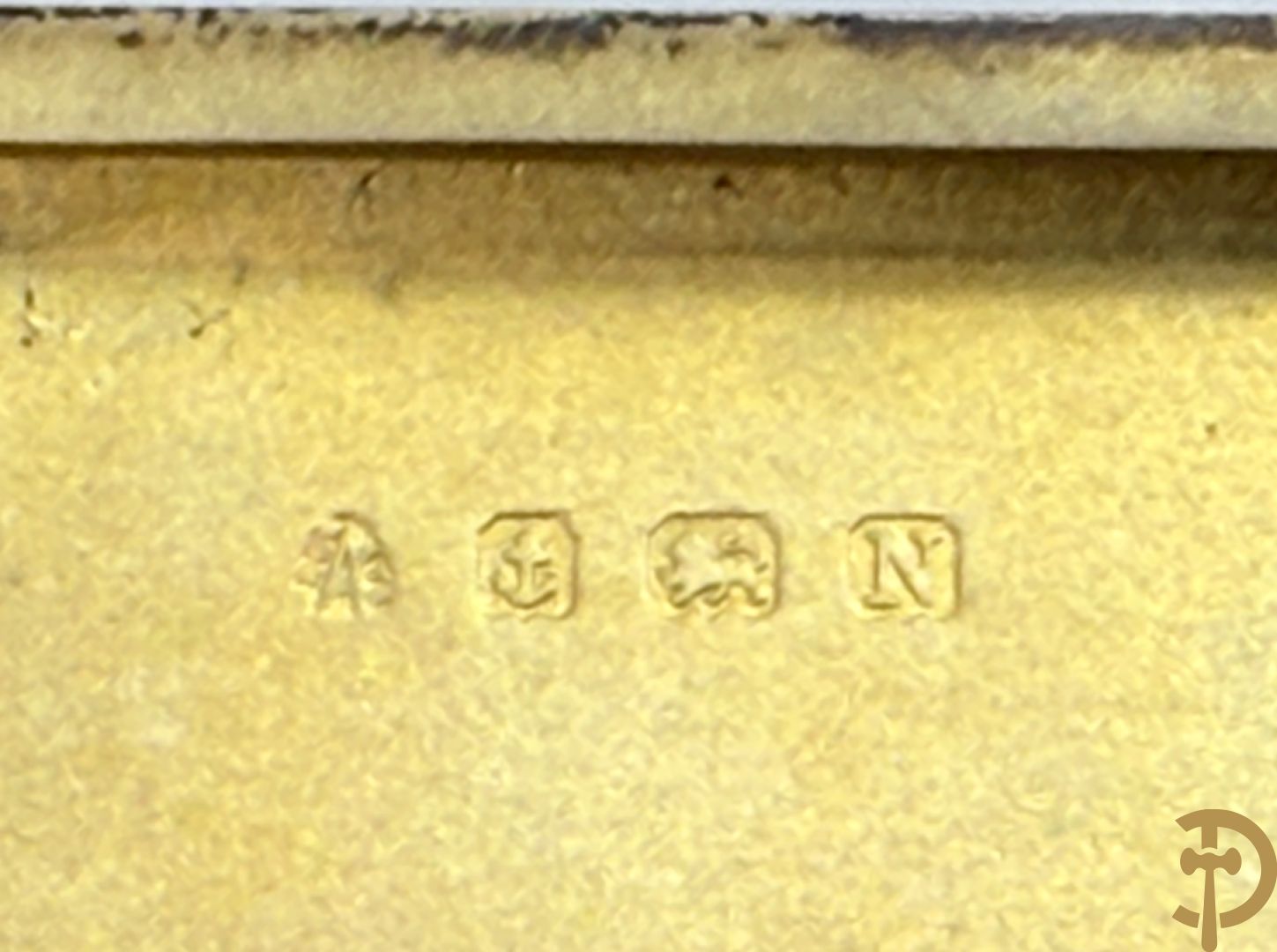 Massief zilveren sigarettenhouder bezet met email bovenaan, Engels gemerkt, in schrijn + massief zilveren poederdoos bezet met email in schrijn