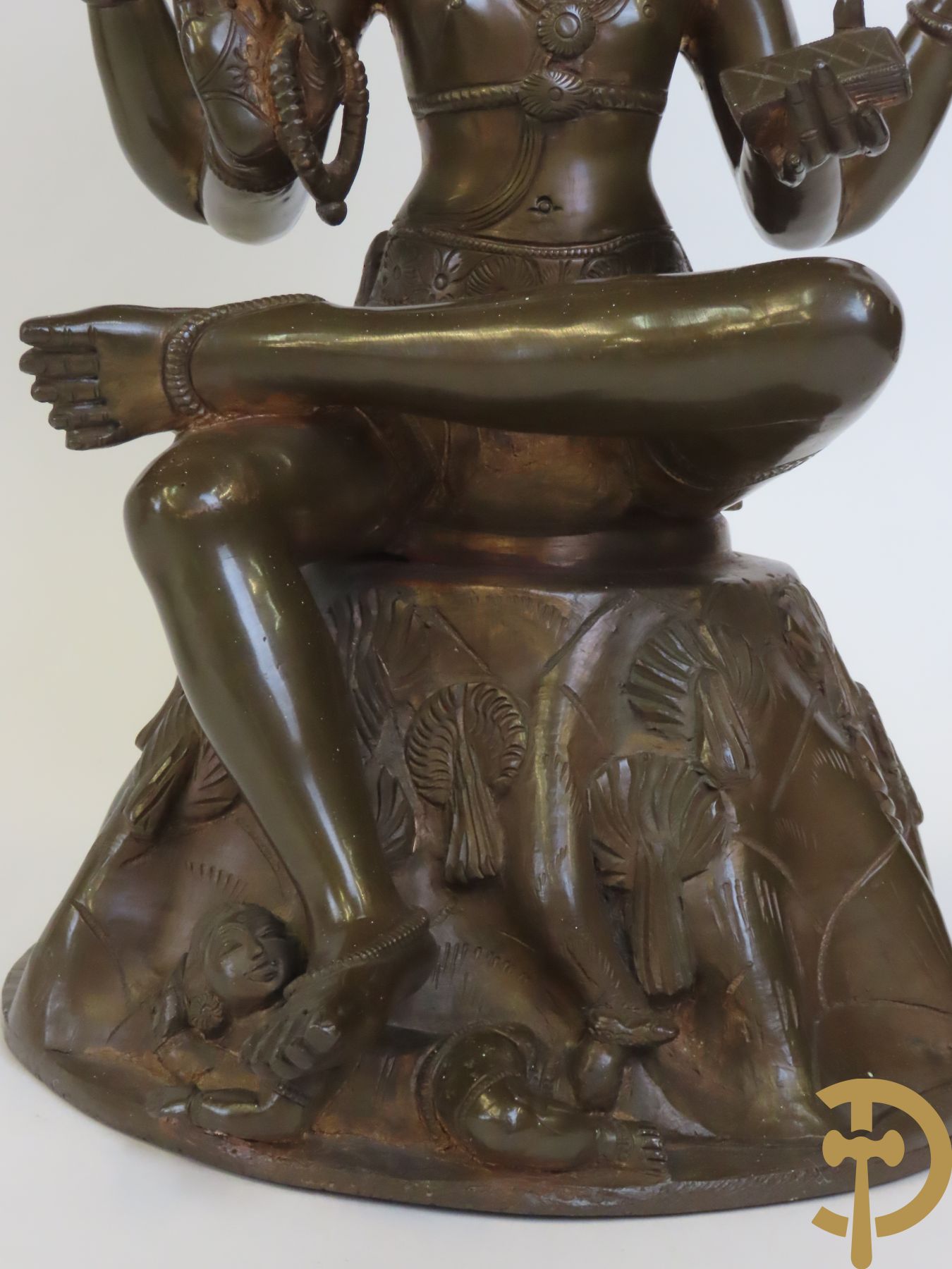 Aziatica bestaande uit bronzen zittende boedisatsvat onder boom, 2 bronzen olifanten met Indische figuren, bronzen zittende boedha, 4 Aziatische houtsculpturen van wijsgeren, Japanse dame in Satsumat en gipsen geknielde geisha