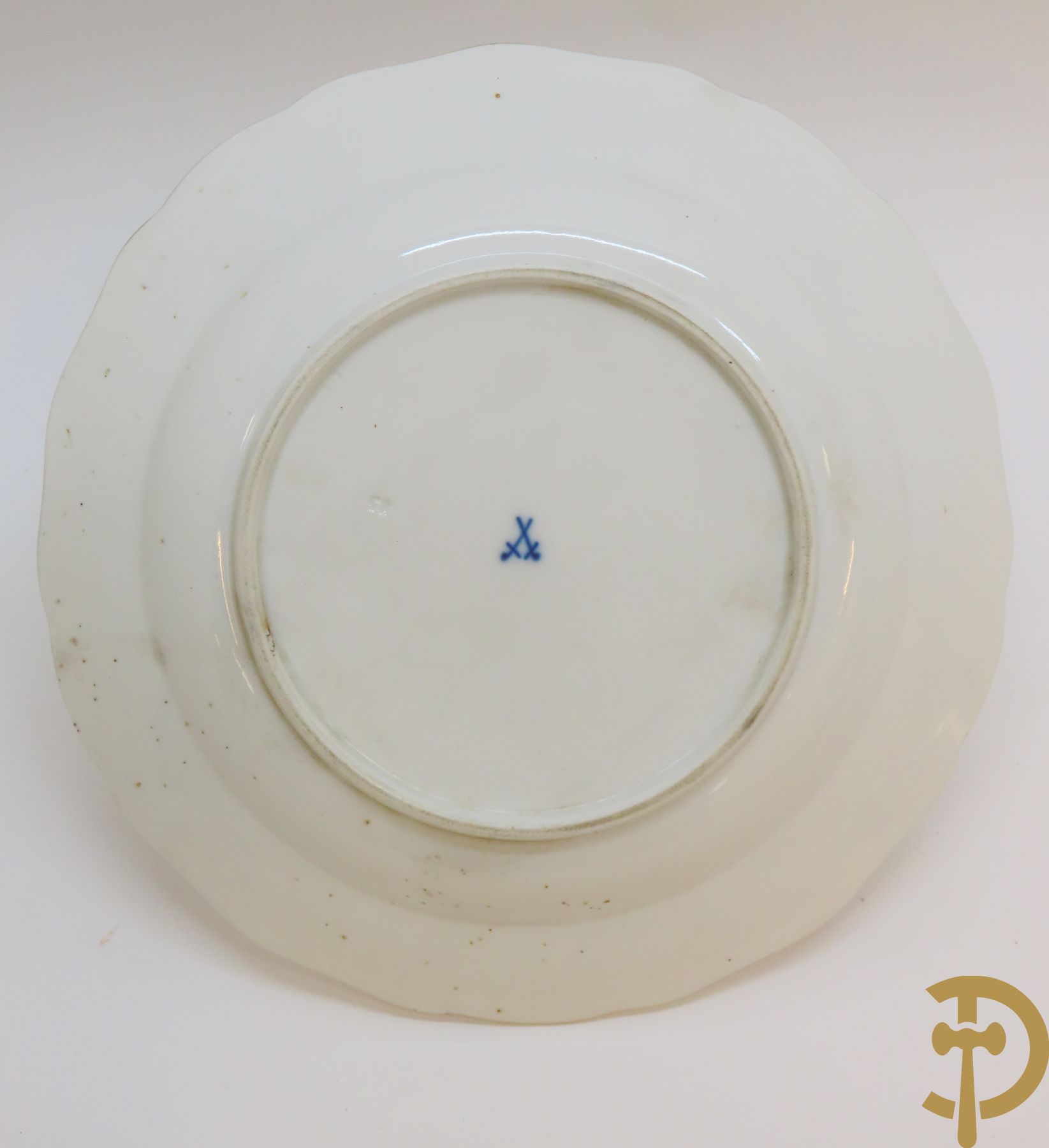 Zes porseleinen borden onder gemerkt met zwaarden / Meissen : 1 bord met stadstafereel, 1 verlucht bord met drakendecor, 1 bord met vogeldecor, 1 met bloemen en 2 met bloemendecor omgeven door vergulde rand