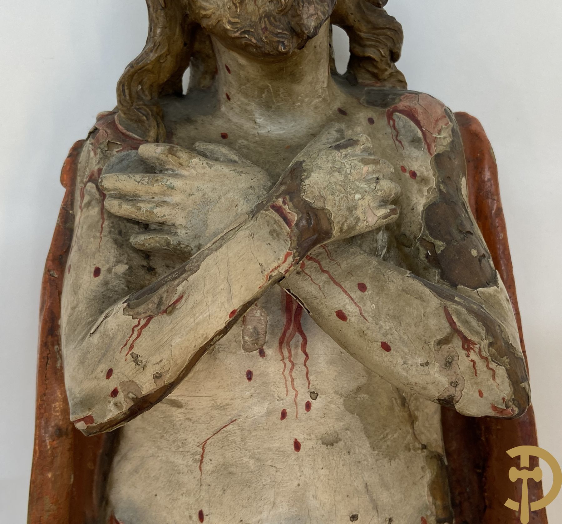 Gepolychromeerde houtsculptuur van buste van Christus met gekruiste armen dragende een rode mantel