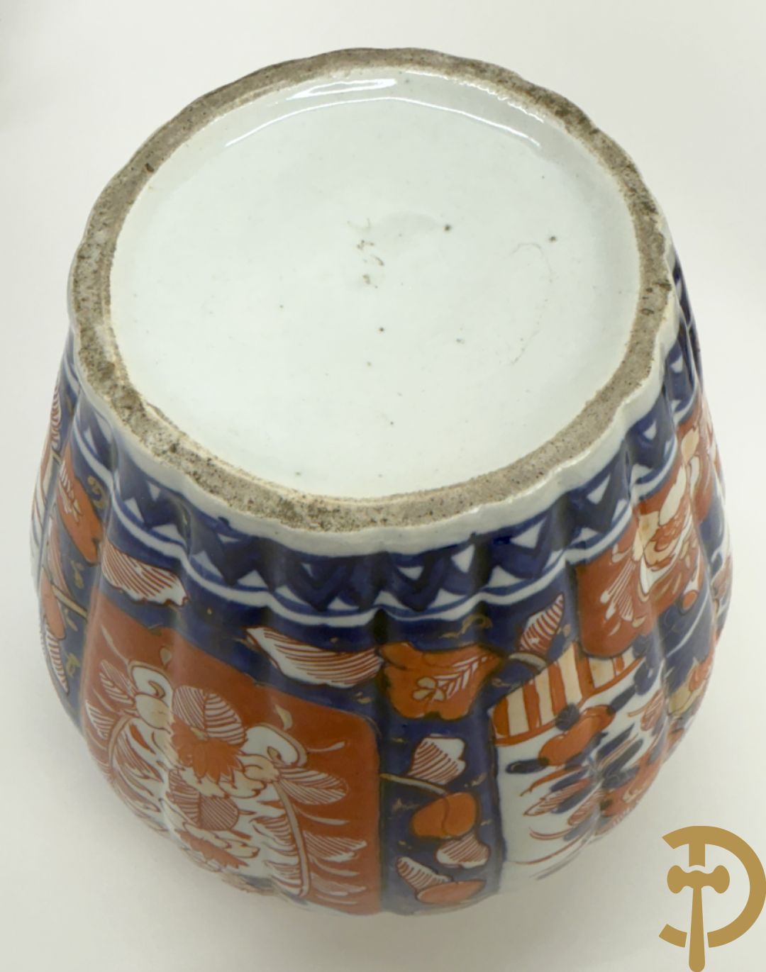 Japanse porseleinen Imari dekselvaas met bloemenmotief + klein flesvormig pique fleur vaasje + 2 Imari bordjes