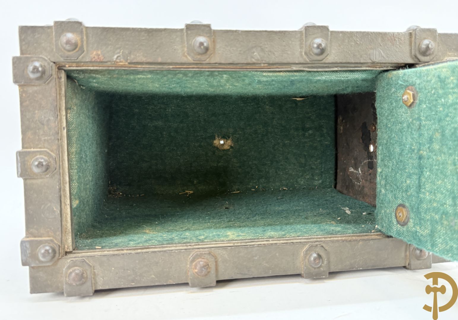 Gietijzeren brandkoffertje met 2 handvaten Incombustible Bauche à Gueux (Marnes) met sleutel