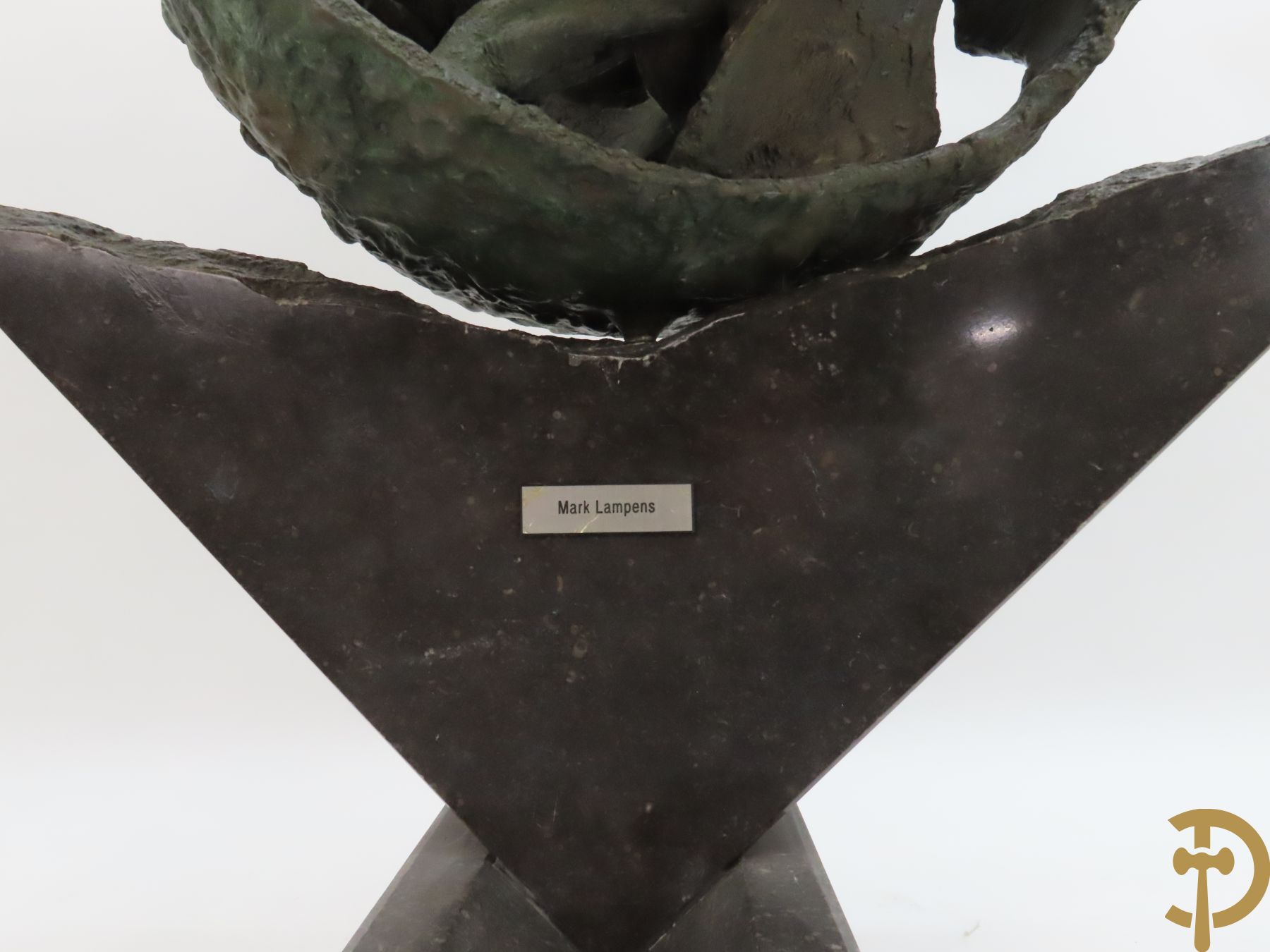 LAMPENS Mark getekend op arduinene sokkel - Kegelvormige bronssculptuur met grillig rolwerk