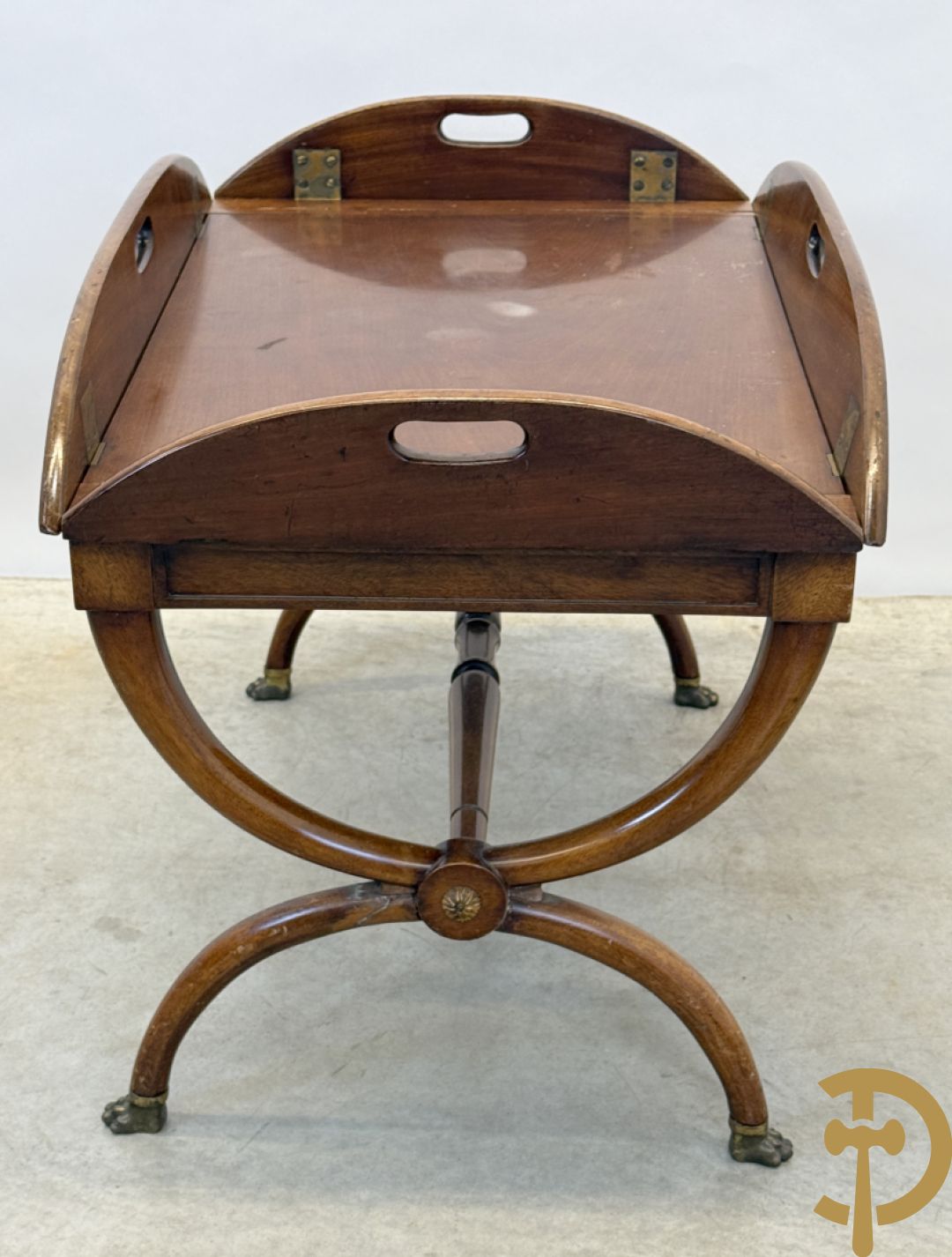 Engelse notelaren servingtable op vast onderstel