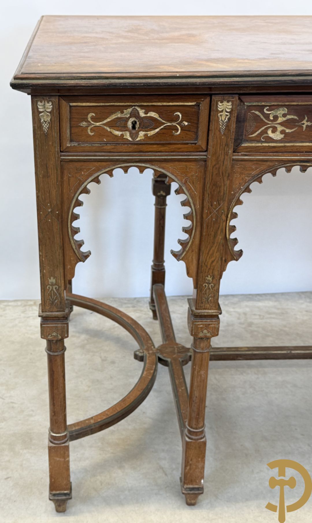 Syrische schrijftafel in exotische houtsoorten met 3 lades op 8 poten met boogvormige en deel vergulde motieven, 19e