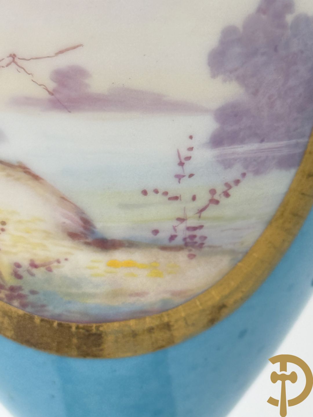 Paar Sèvres cassolettes met handbeschilderd romantisch decor van dame met cupido en landschapsdecor - met vergulde bronzen vierarmige kandelaar, Feccotte V. getekend