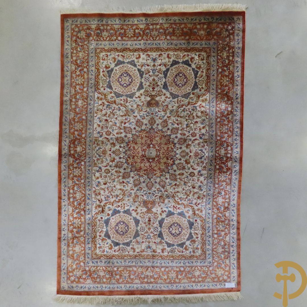 Oosters handgeknoopt gesigneerd tapijt Ghoum zijde op zijde met amforen en bloemenmotieven