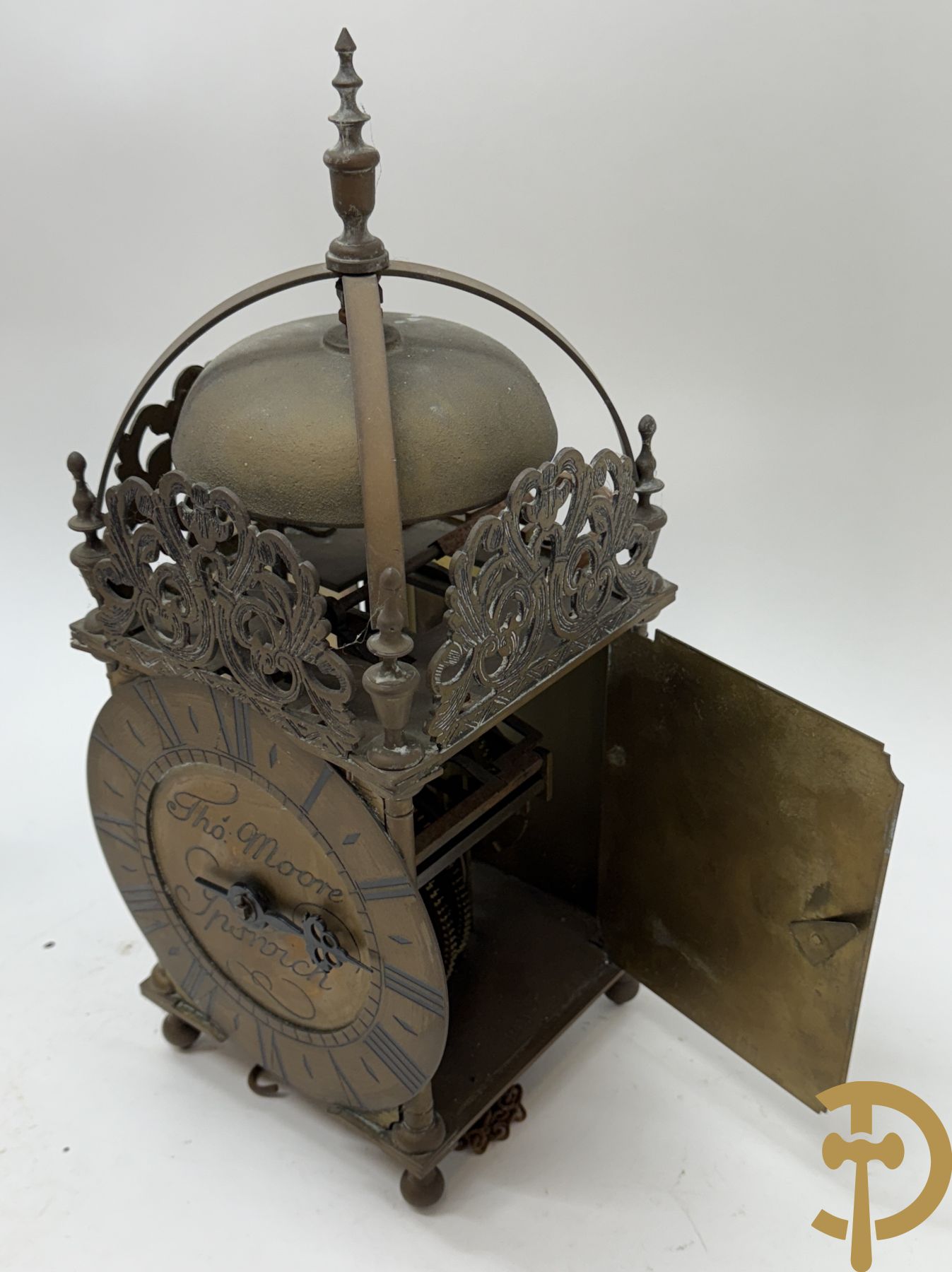 Twee koperen lantaarnklokken, gemerkt Tho Moore Ipswich waarvan 1 met bijhorende slinger en gewicht en de andere zonder