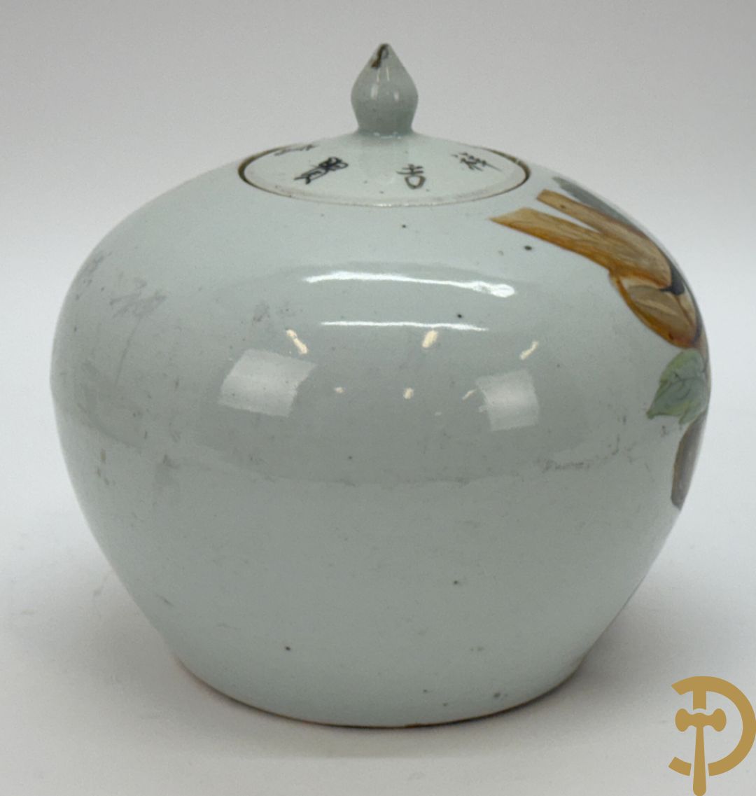 Twee rolvazen met bloemen- en vogeldecor + dekselpotiche met vogeldecor + Chinese vaas met decor van dames en kinderen