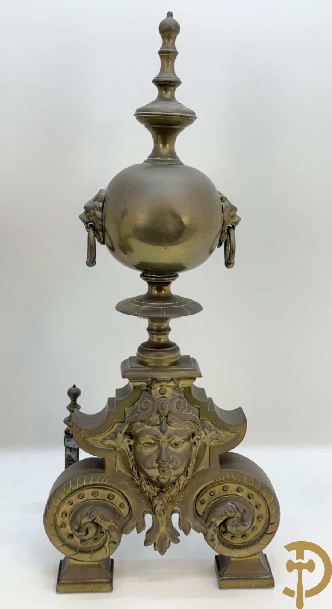 Paar Vlaamse bronzen chenets met accanthusranken en leeuwekoppen