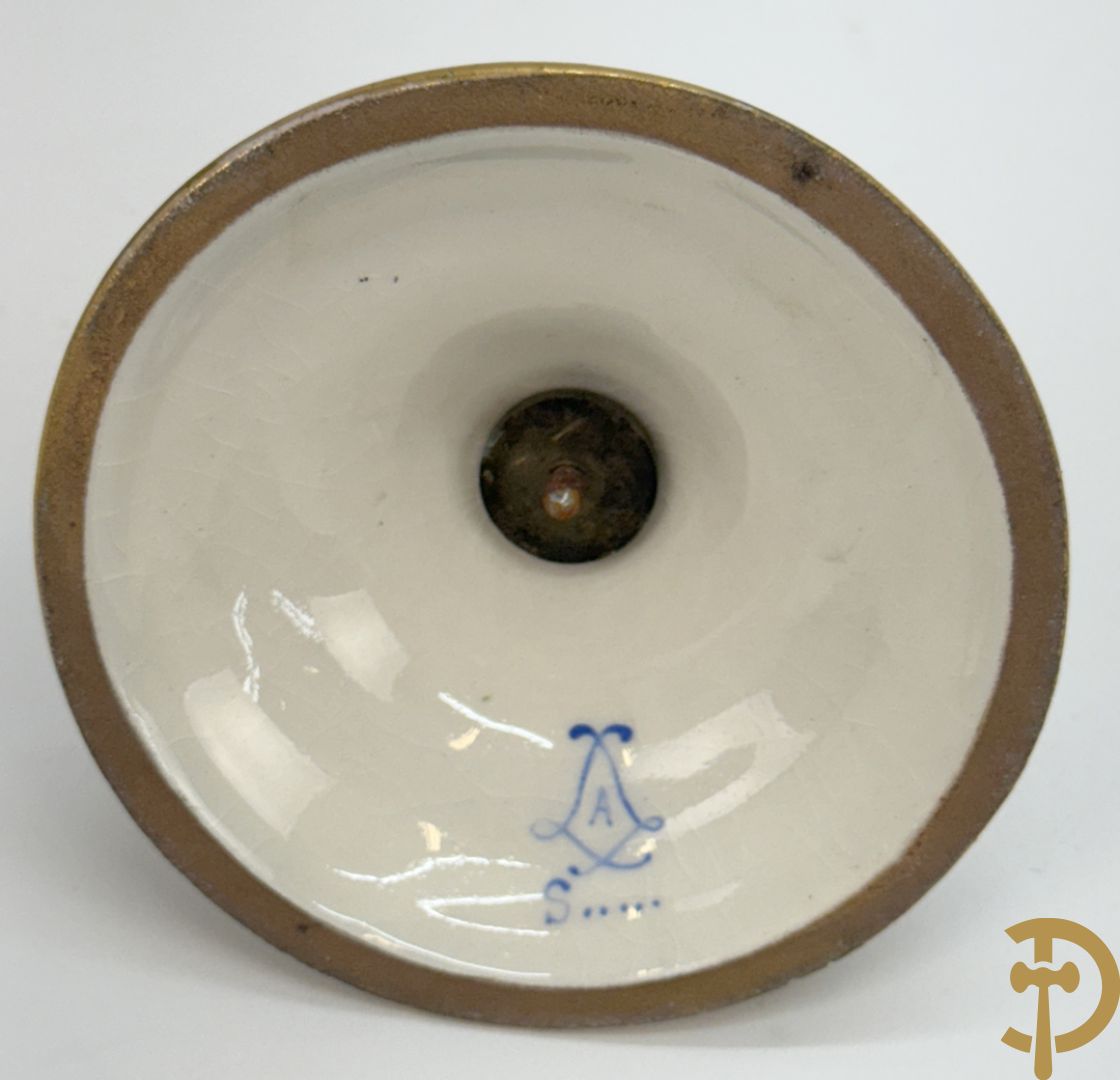 Porseleinen driedelige Sèvres cassolettes met decor van muciserende en dansende personages op groene fond, Aly getekend, gemerkt Sèvres