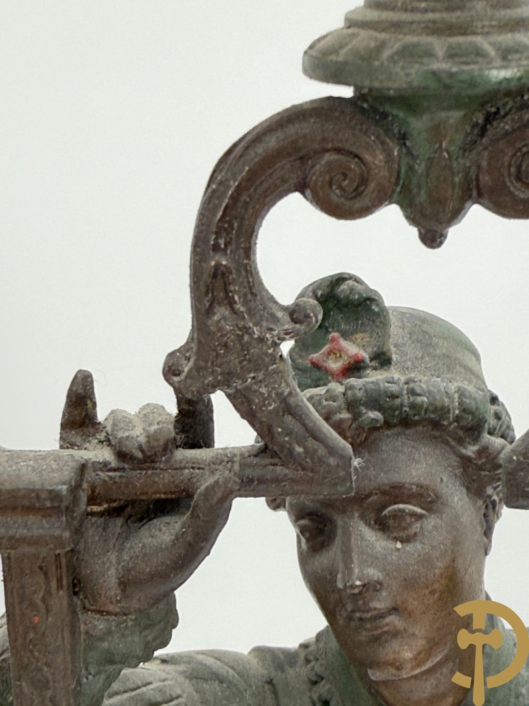 Driedelige kunstbronzen garnituur bestaande uit pendule met paar schakende edelheren, bezet met kariatiden - geflankeerd door paar driearmige kandelaars gehouden door 2 edelheren