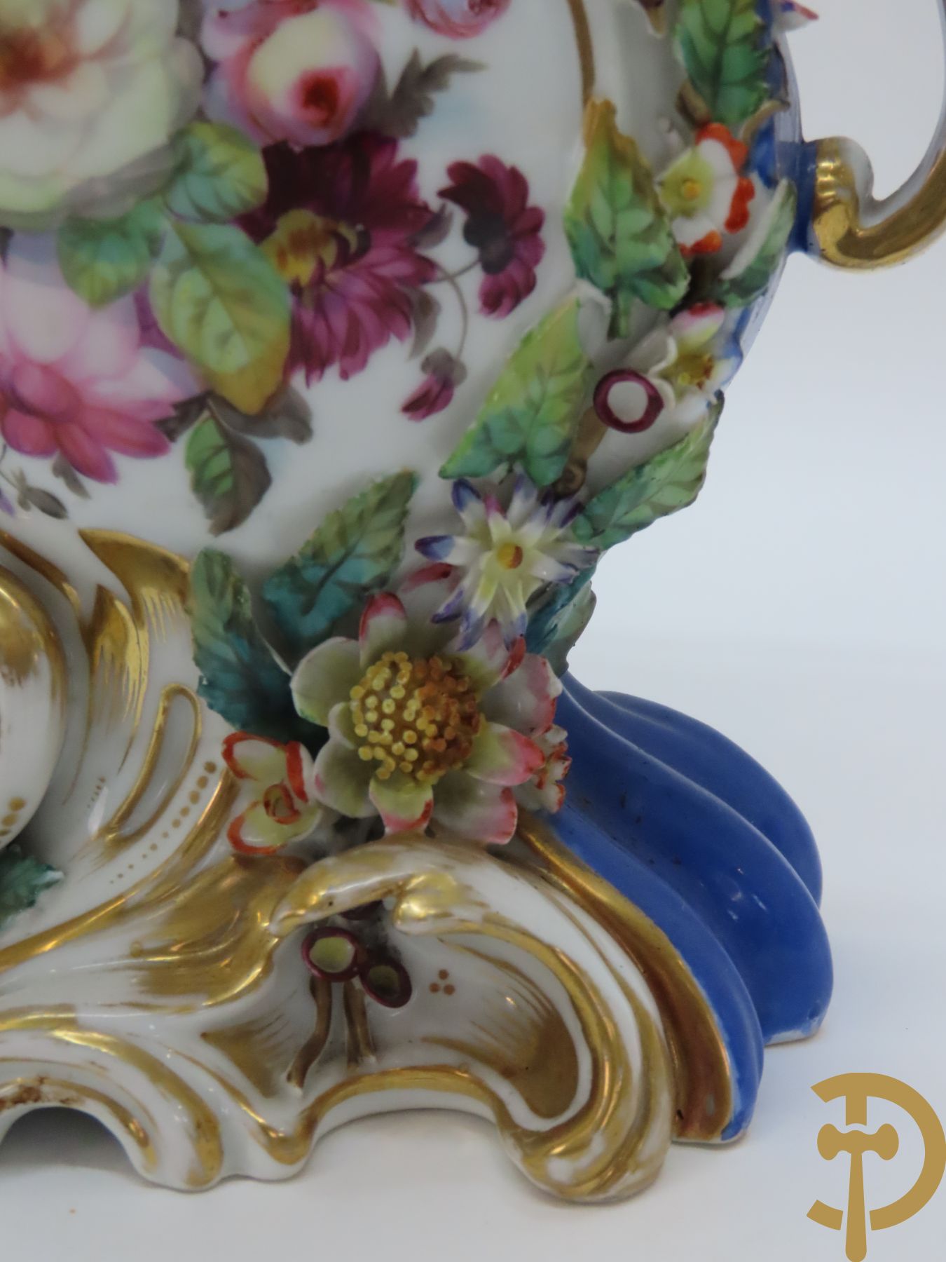 Porseleinen Franse cornetvaas geajoureerd met bloemenmotief, Vieux Paris + Vieux Paris coupe + porseleinen coupe met bloemenmotieven bezet