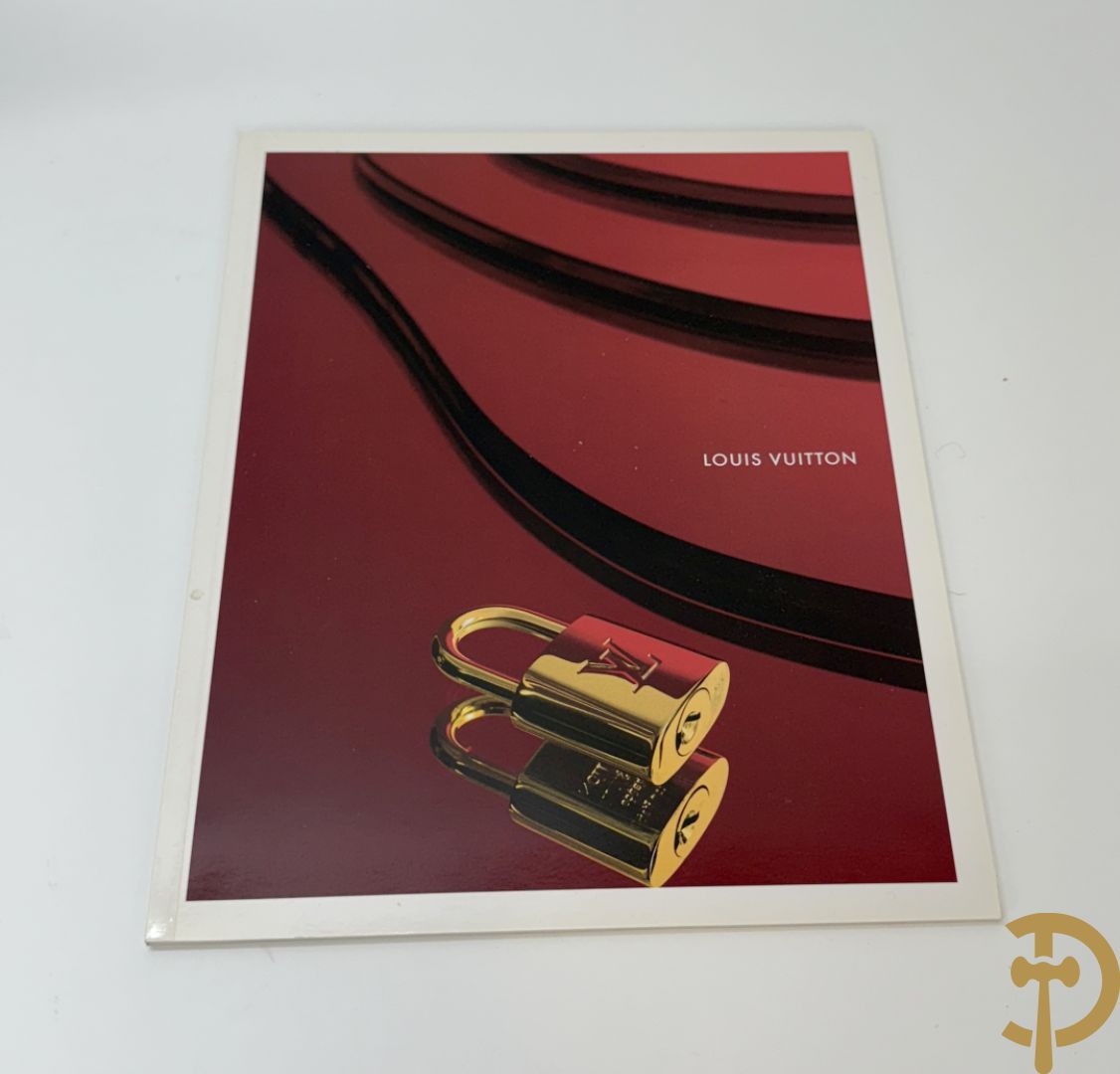 Boek Louis Vuitton, 100 Malles de Legende, door Pierre Leonforte, Editions de la Martinière + Louis Vuitton boekje + zakken Louis Vuitton + 2 kaartspellen Louis Vuitton