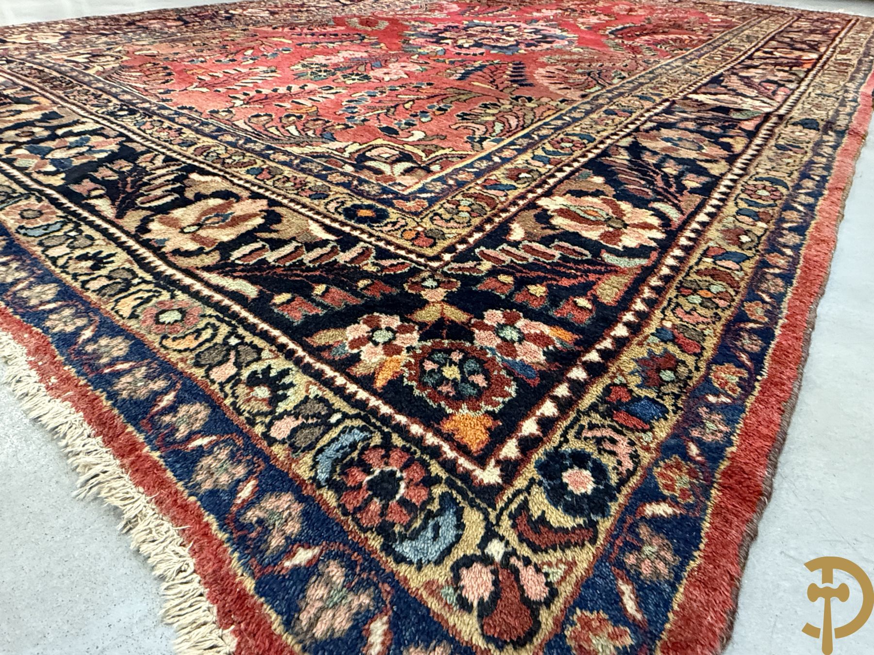 Oosters handgeknoopt tapijt met rode fond, bloemen en accanthusranken