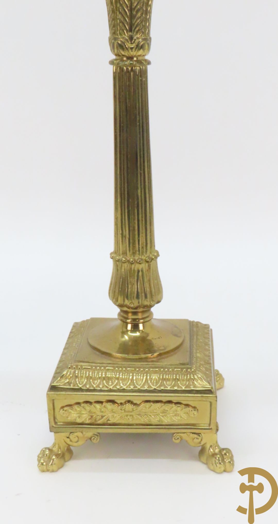 Driedelige bronzen garnituur bestaande uit middenstuk met 4 gecanneleerde zuilen en adelaar bezet + paar kandelaars