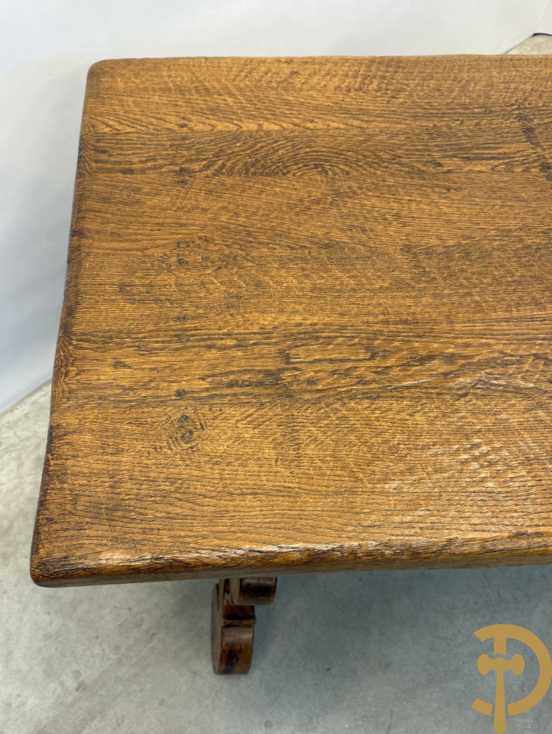 Massief eiken tafel met wangen en smeedijzer verbonden + 6 hoogleunige stoelen + 2 armzetels