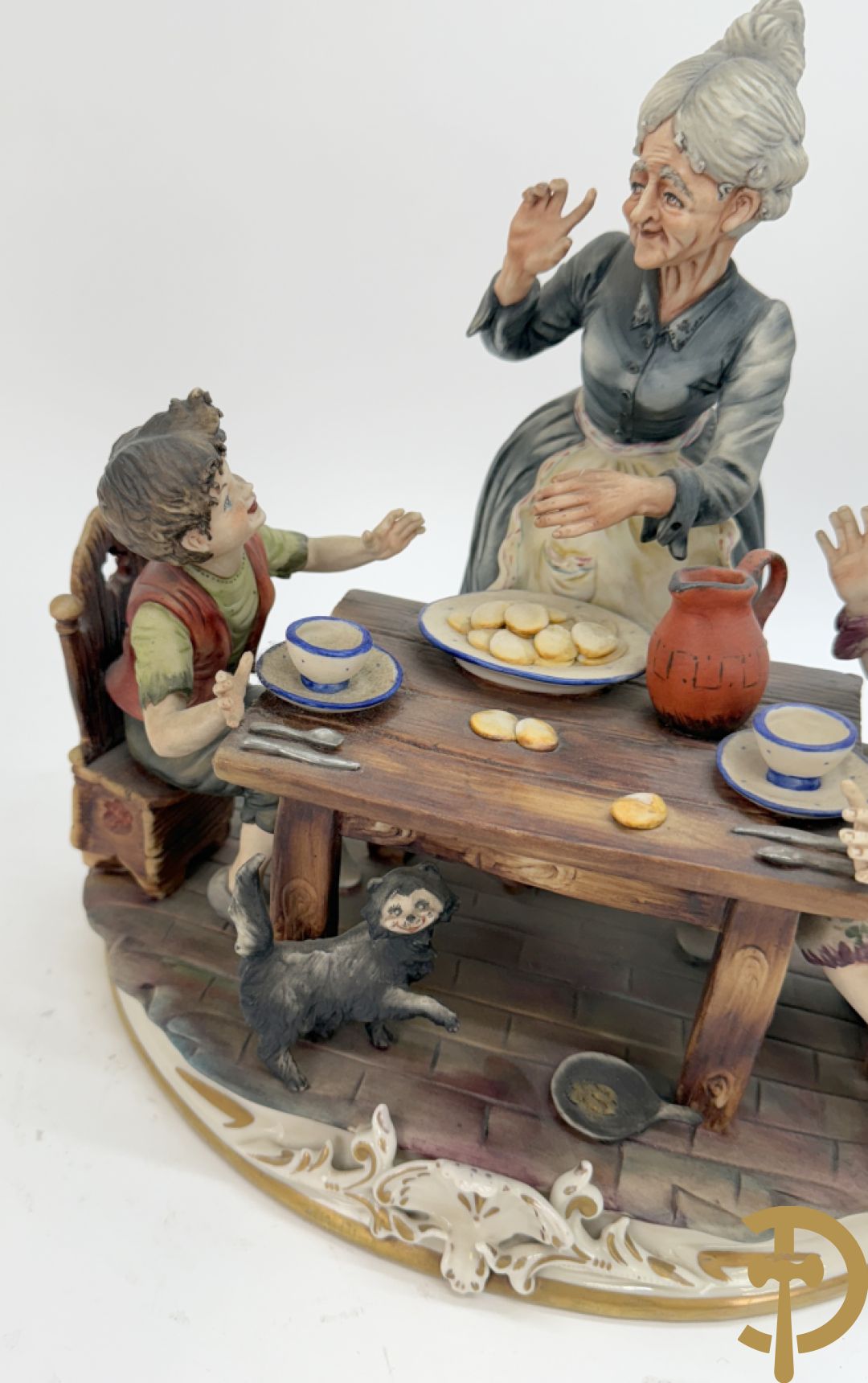 Zes porseleinen groepen Capo di Monte : Paarden met koets, oude man op bank, dame met kinderen, cupido