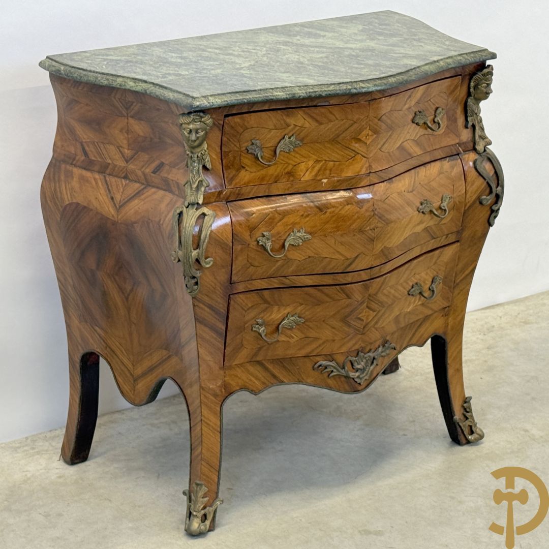 Notelaren drielandencommode met bronsbeslag en groen marmeren blad