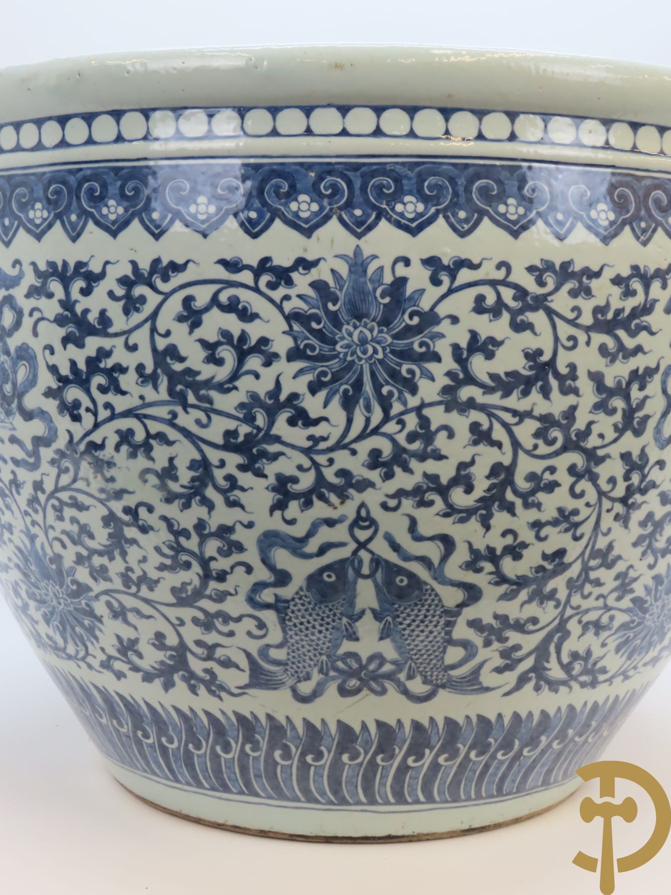 Chinese porseleinen blauw - witte viskom of grote cachepot met lotusslingers, Qian Long 19e