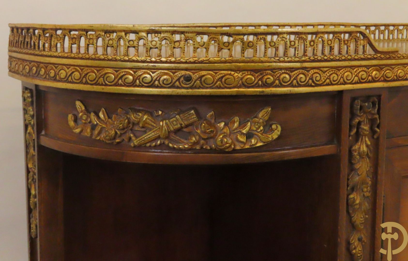 Notelaren tweedelig  kabinet met 2 lades en 2 deuren op hoge poten, gemarketteerd en bezet met bronsbeslag