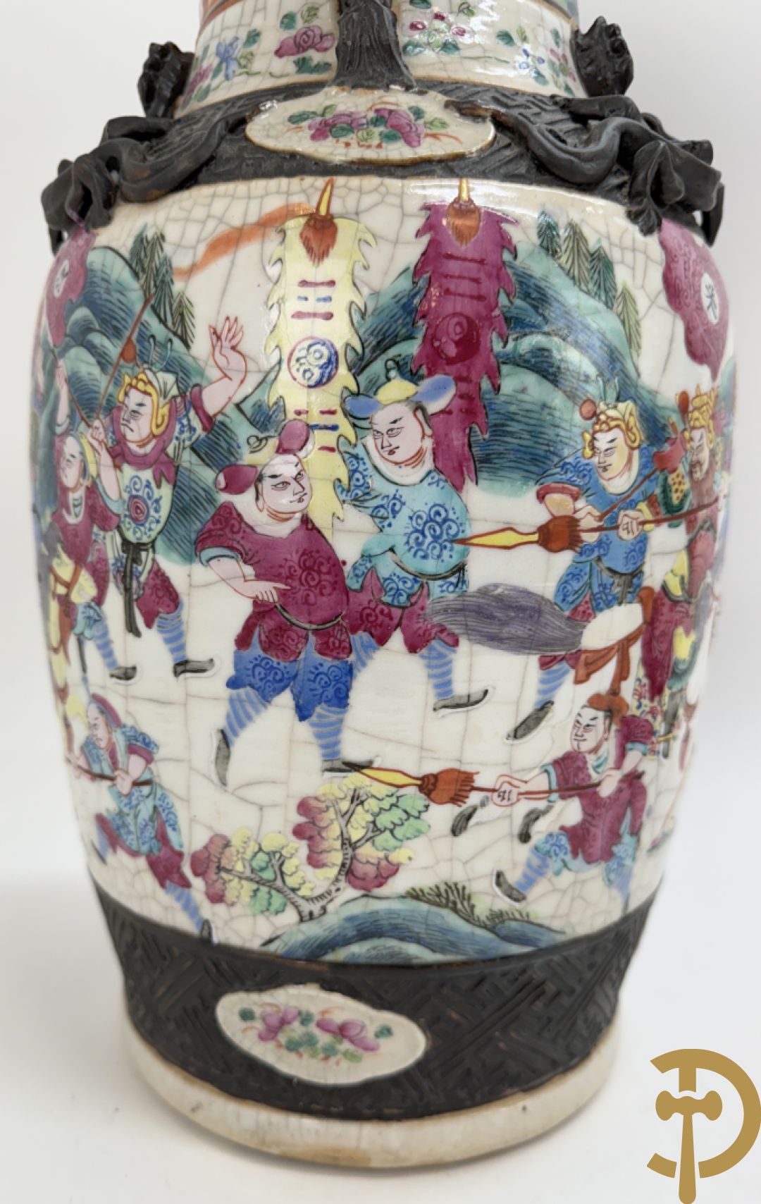 Paar Nankin vazen met dansende figuren en krijgertaferelen op houten sokkels