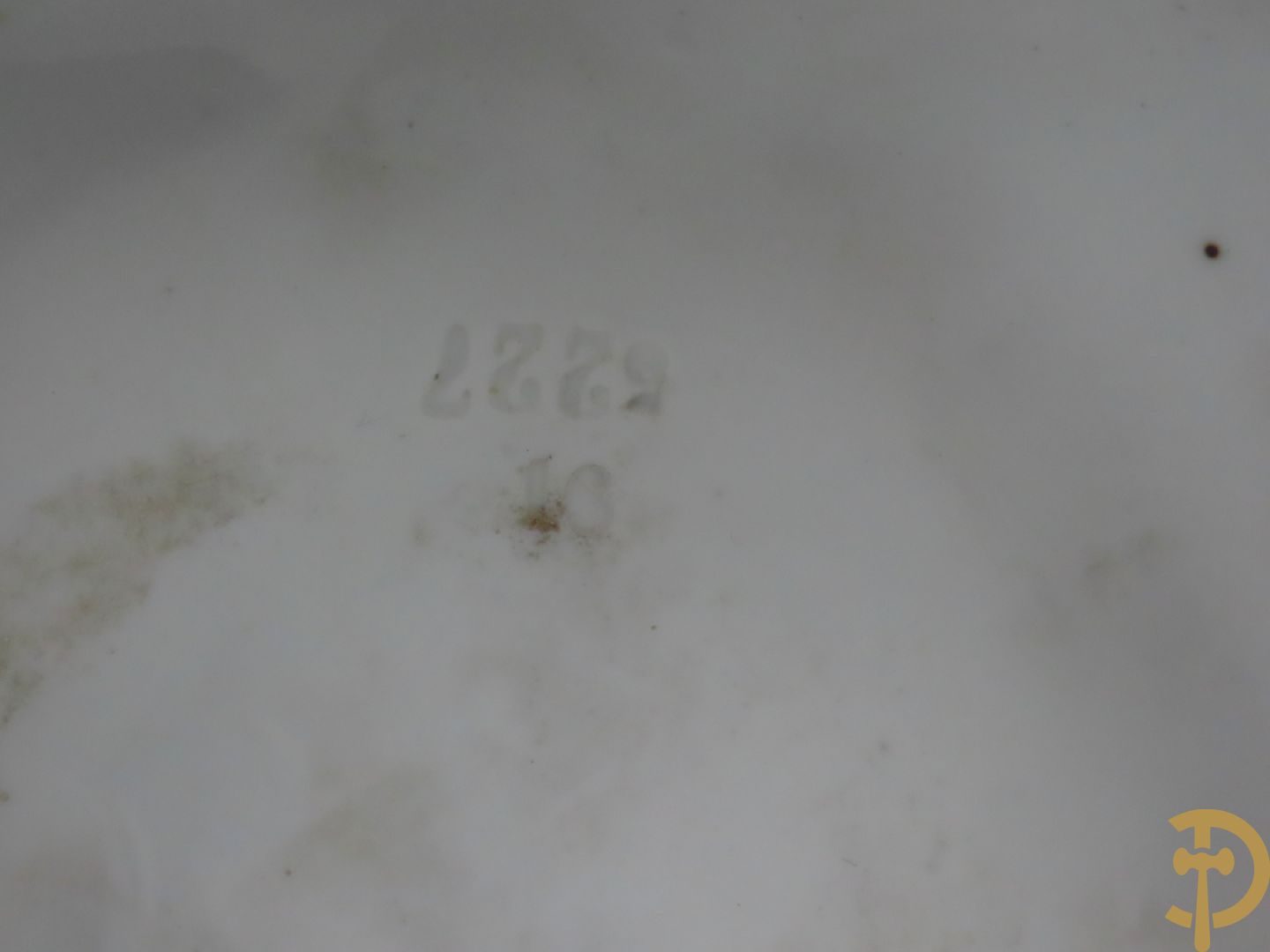 Paar meerkleurige porseleinen beelden van romantisch koppel , onderaan gemerkt