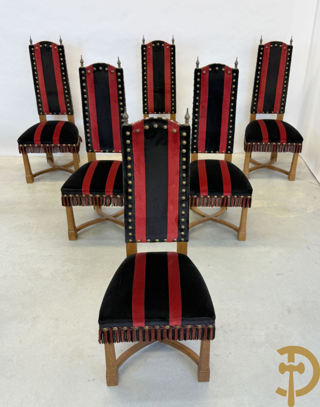 Massief eiken tafel met wangen en smeedijzer verbonden + 6 hoogleunige stoelen + 2 armzetels