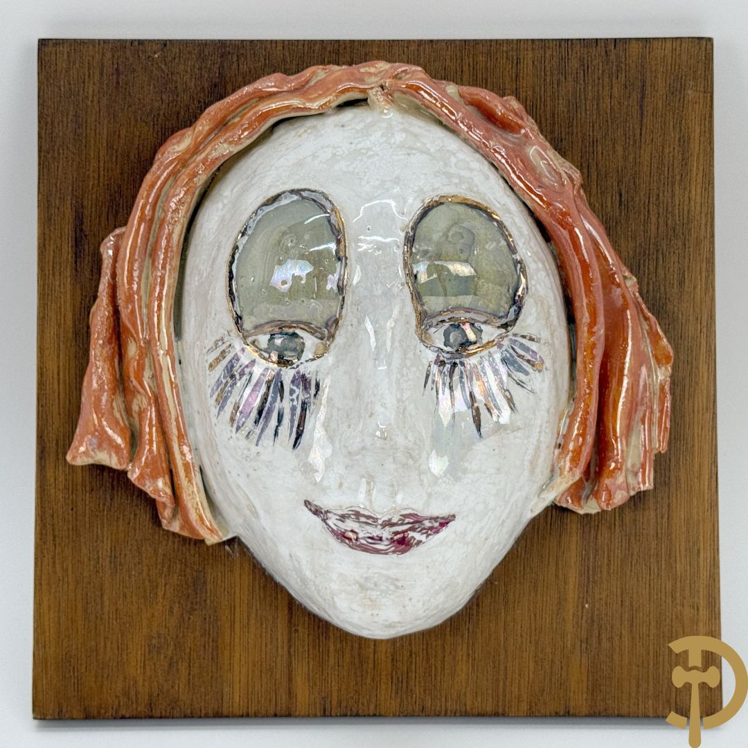 MOL N. getekend 'Expressief aangezicht' keramieken basrelief