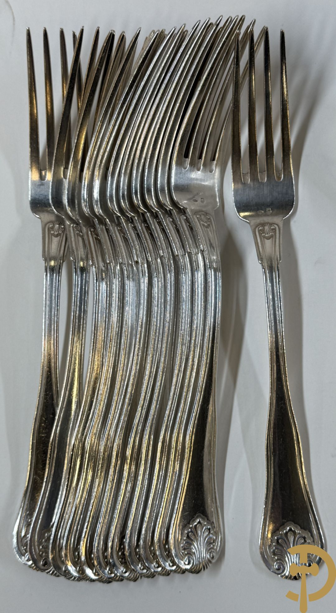 Massief zilveren bestek Wolfers bestaande uit 12 vorken (979 gram), 12 lepels (1028 gram), 11 messen, 12 visvorken (553 gram), 12 vismessen (690 gram), 12 dessertmessen, 10 koffielepels (296 gram), 12 ijslepels (369 gram), 3 botermesjes en scheplepeltje (165 gram), 5  grote stukken (samen 557 gram) waarvan slacouvert, 2 taartscheppen en wildvork + sauslepel met zelfde decor maar Metal Blanc