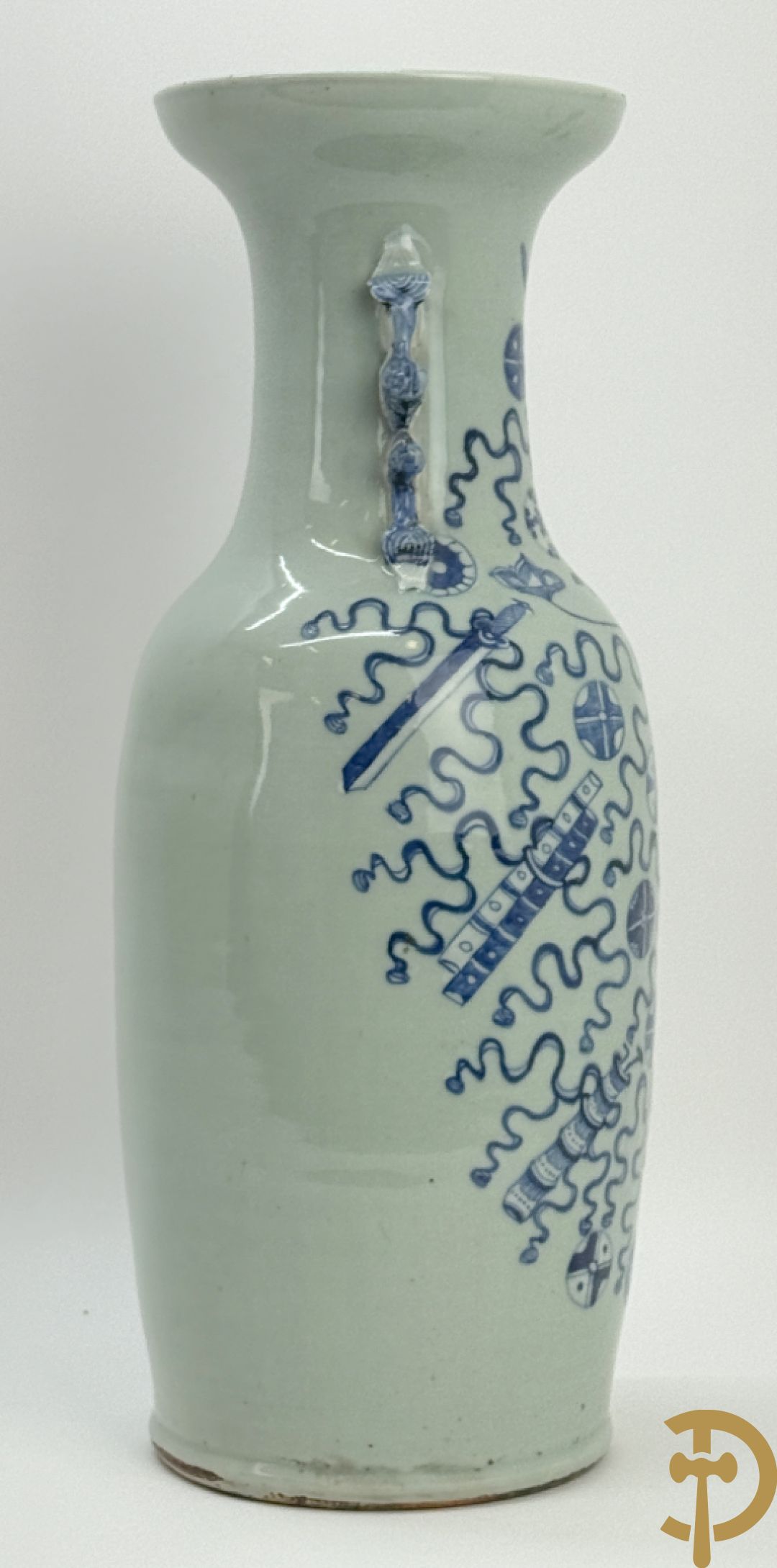 Chinese porseleinen celadon vaas met antiquiteitendecor