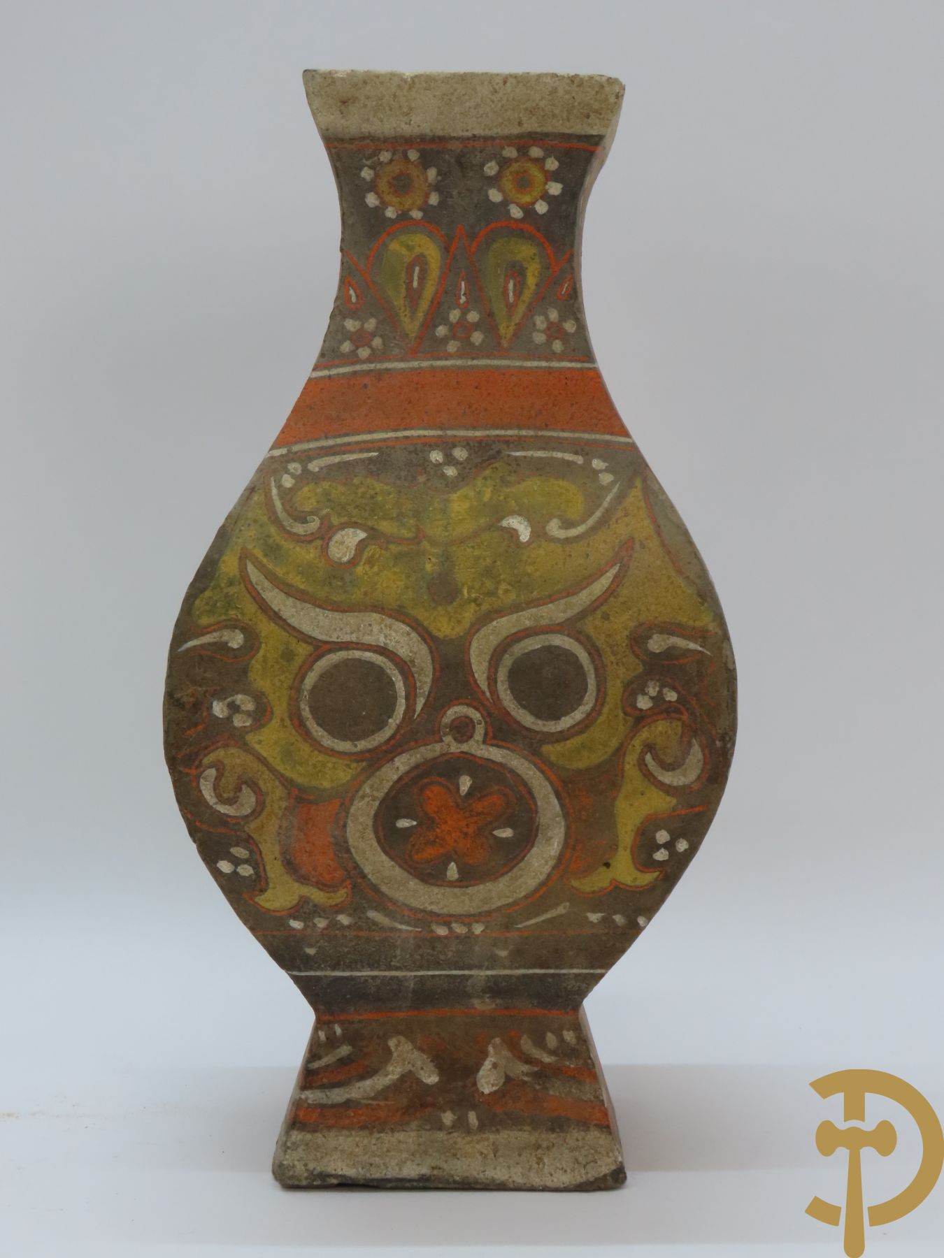 Keramieken decoratieve vaas met vierkante voet en met ovale voet + bronzen ornament met dierenmotieven