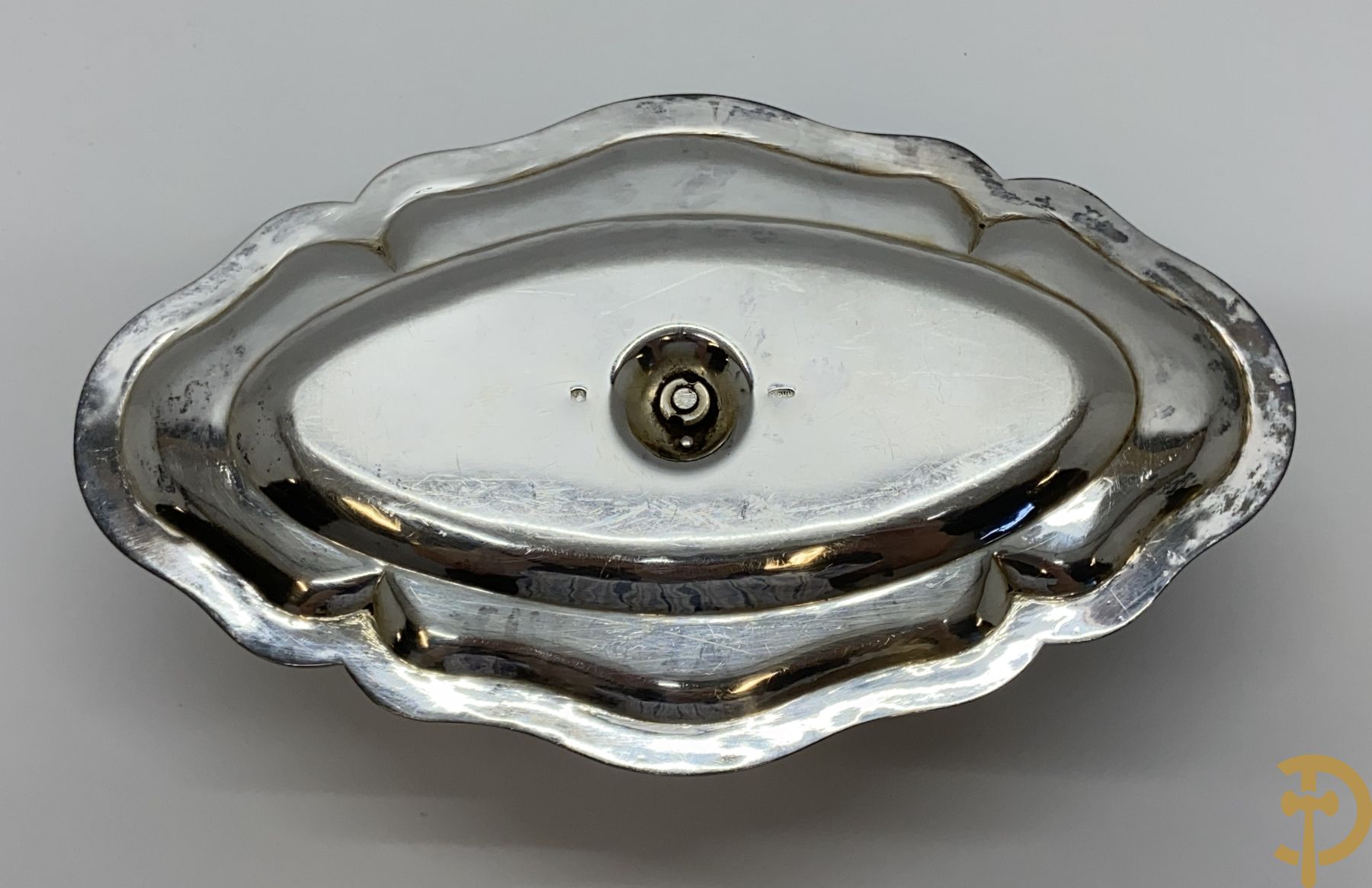 Massief zilveren saucière, onderaan gemerkt A800 Wolfers