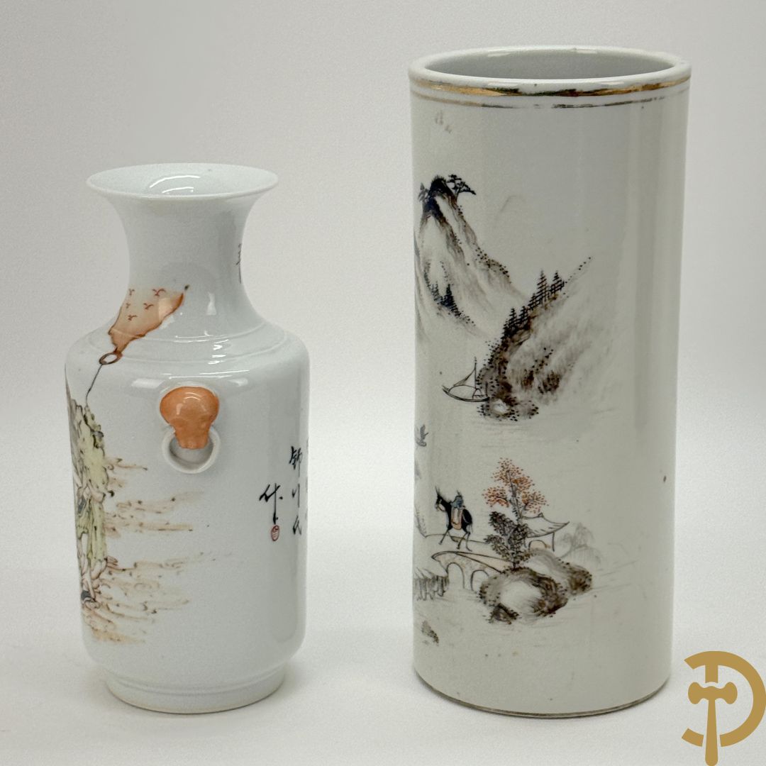 Chinees porseleinen vaasje met wijsgerendecor + Chinese porseleinen rolvaas met decor van ezel in berglandschap