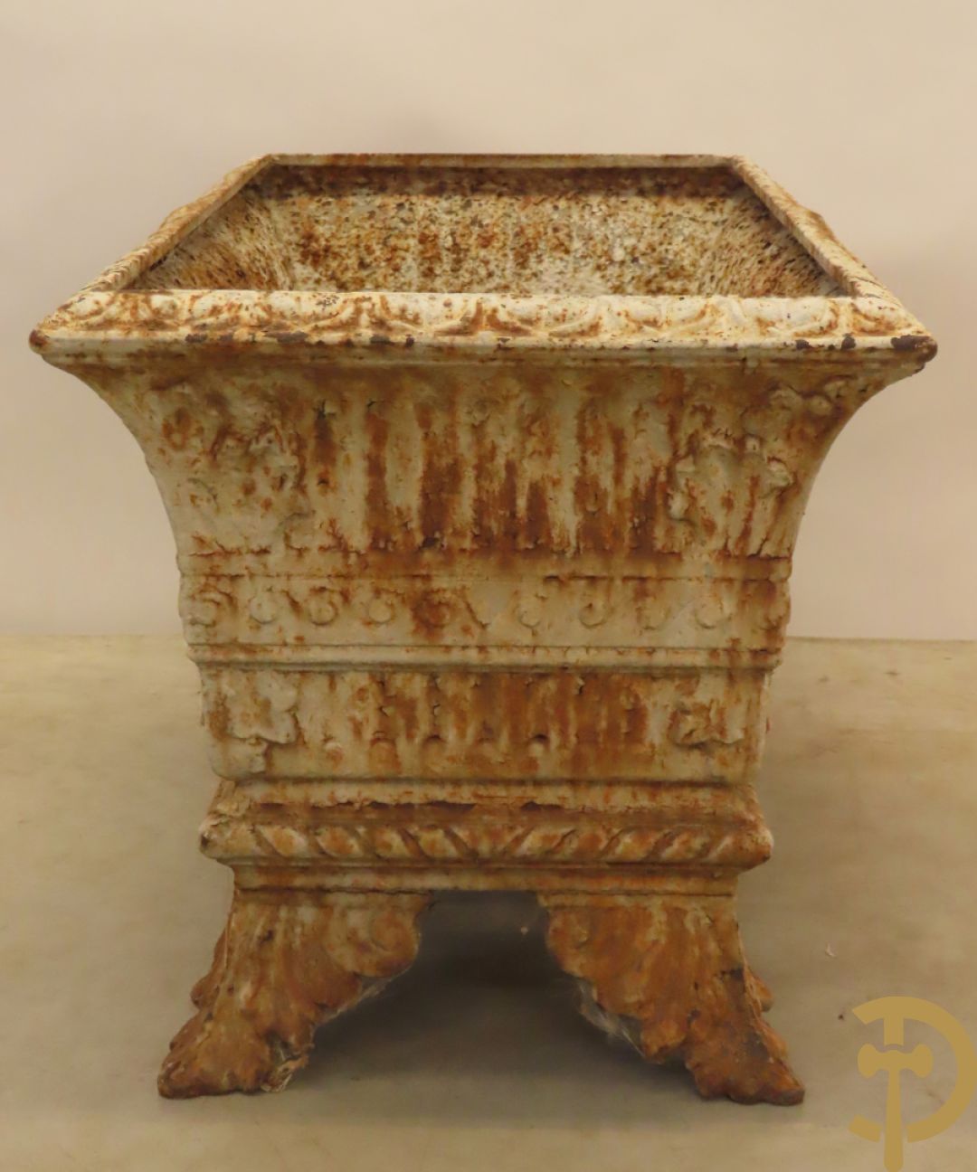 Gietijzeren jardinière met accanthusranken en sierkrans