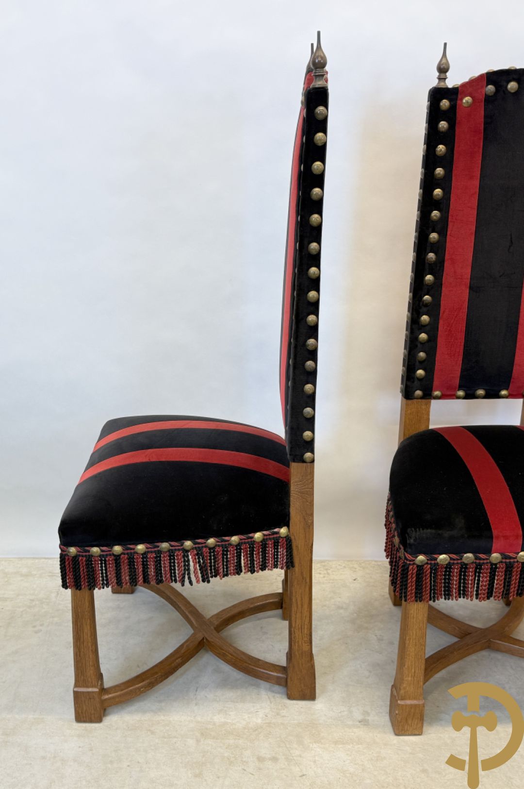 Massief eiken tafel met wangen en smeedijzer verbonden + 6 hoogleunige stoelen + 2 armzetels